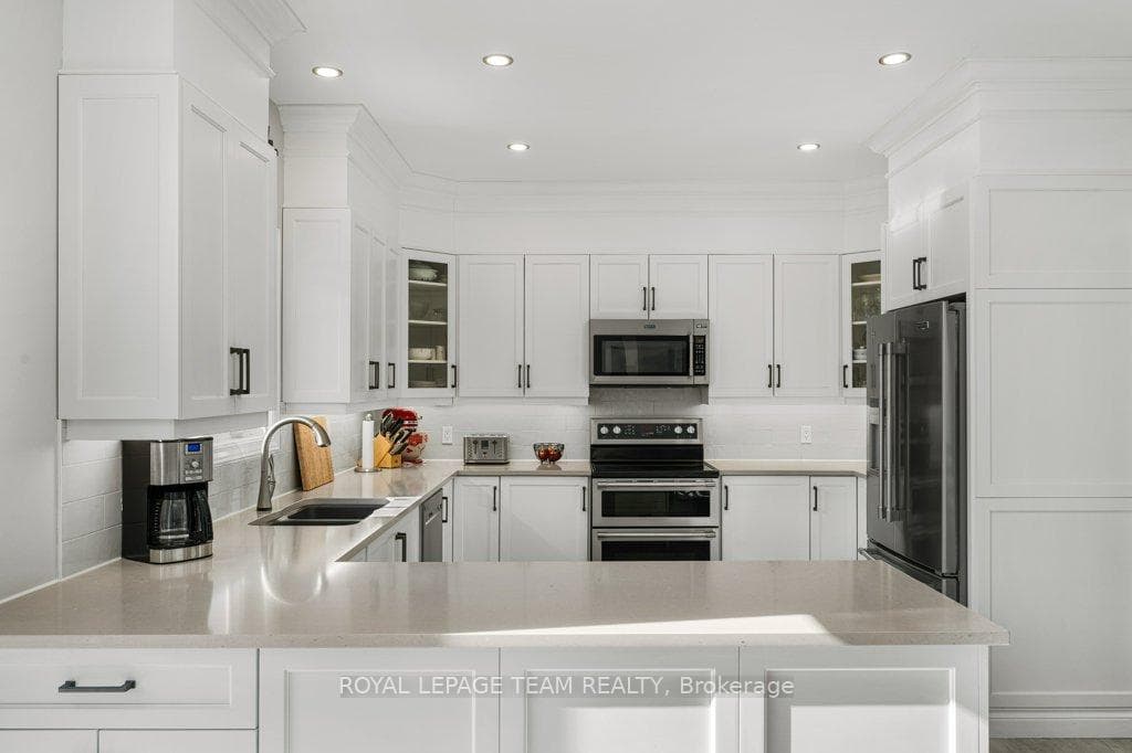 8 Thunderbird Crescent photo 12