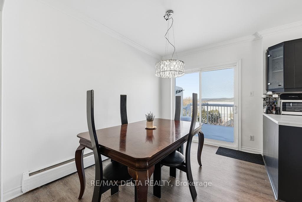 2-bed apt.: Dining area.