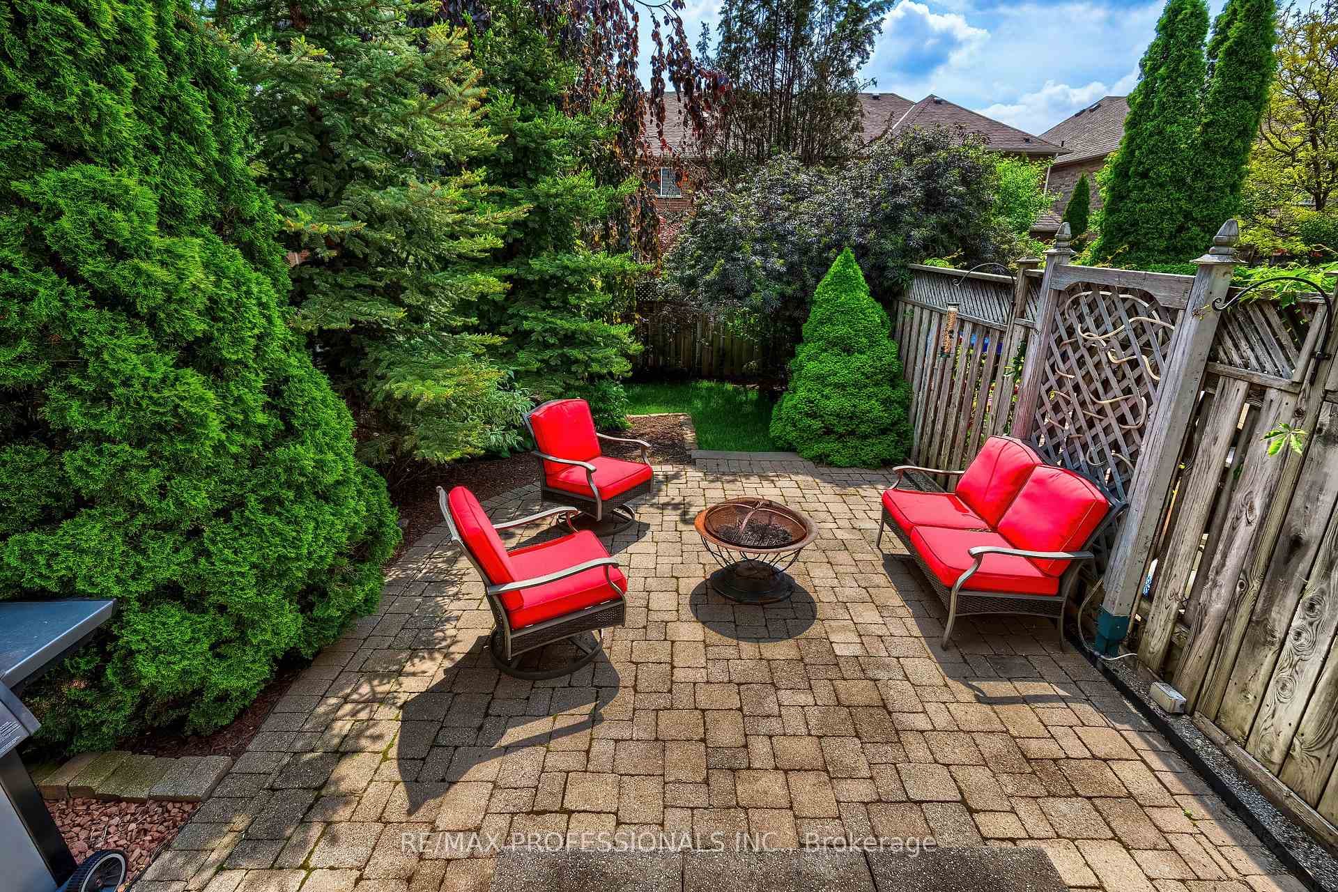 Private, Mature Backyard perfect for Summer Nights