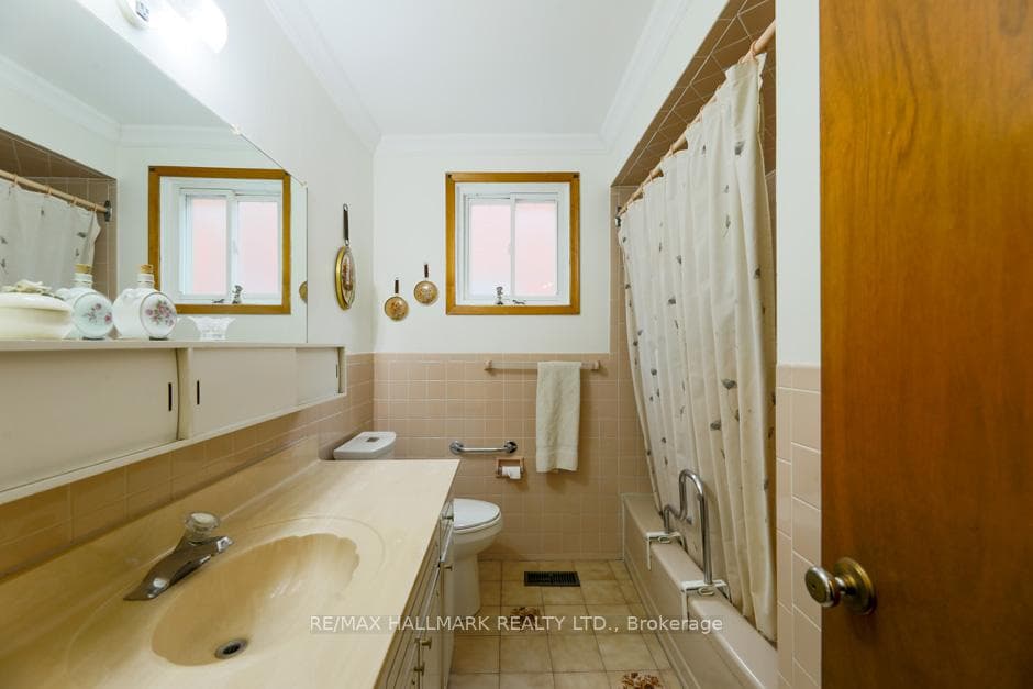 Main Floor 4pc Washroom