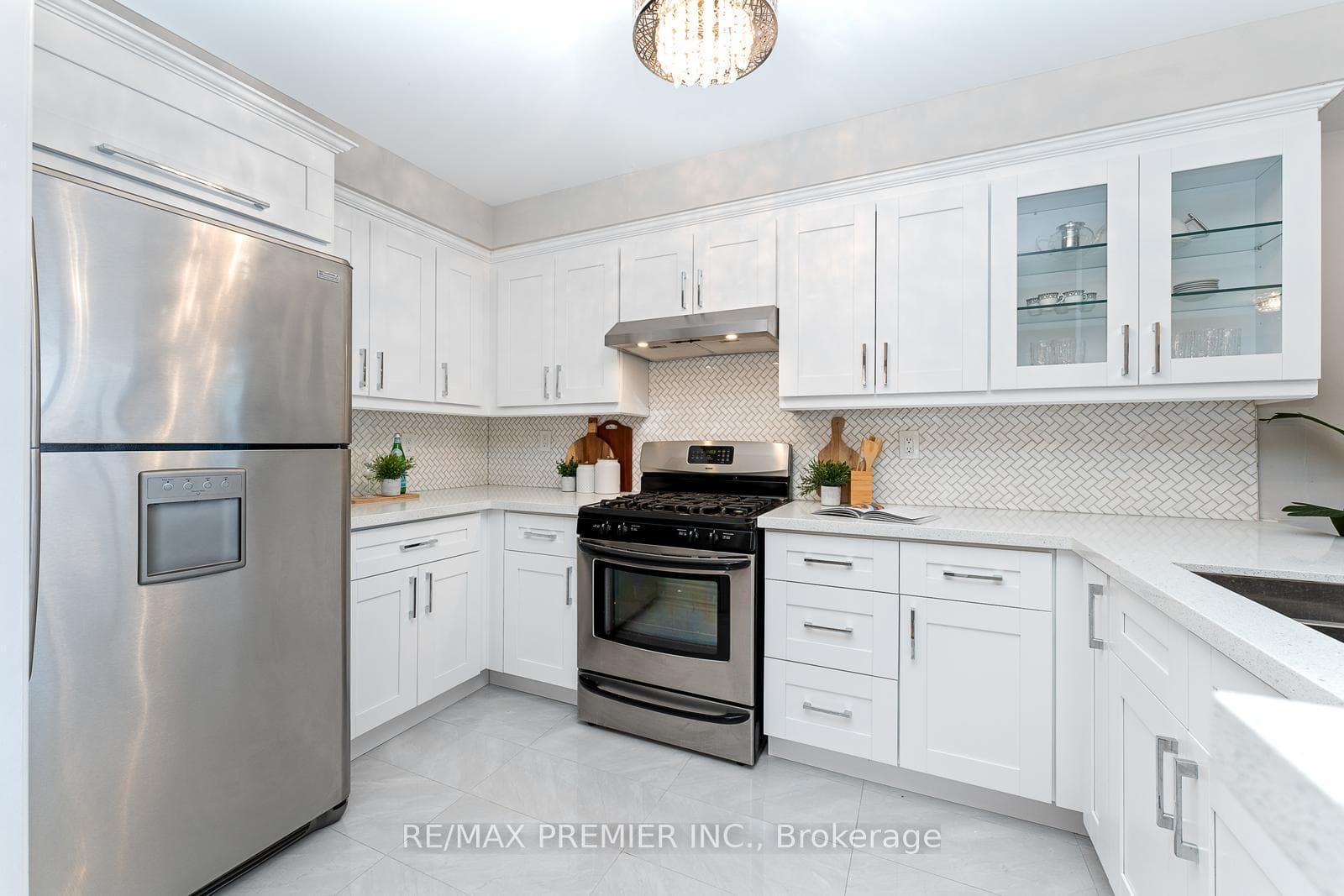 MODERN KITCHEN