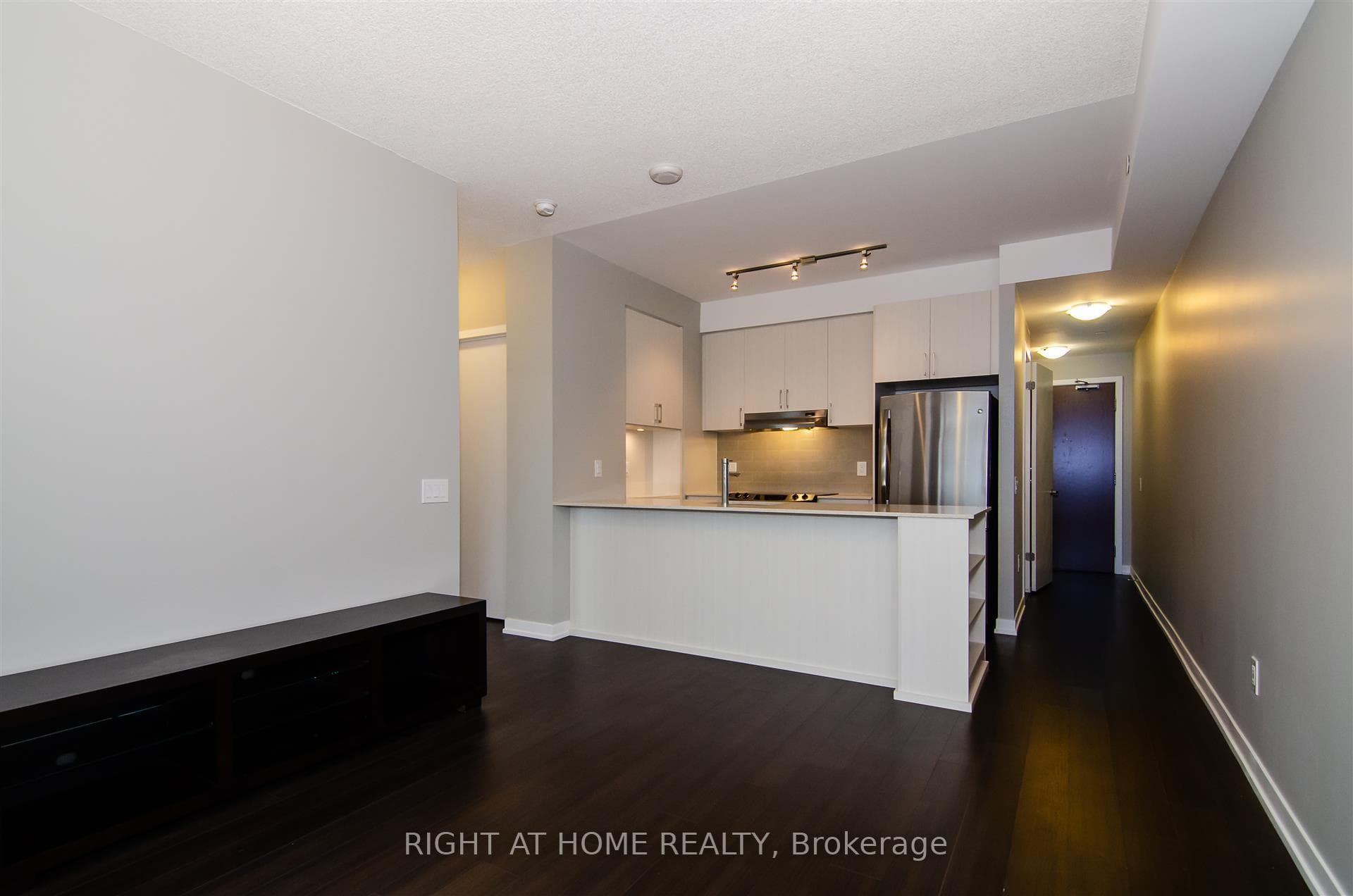 2560 Eglinton Avenue Unit 1812 photo 4