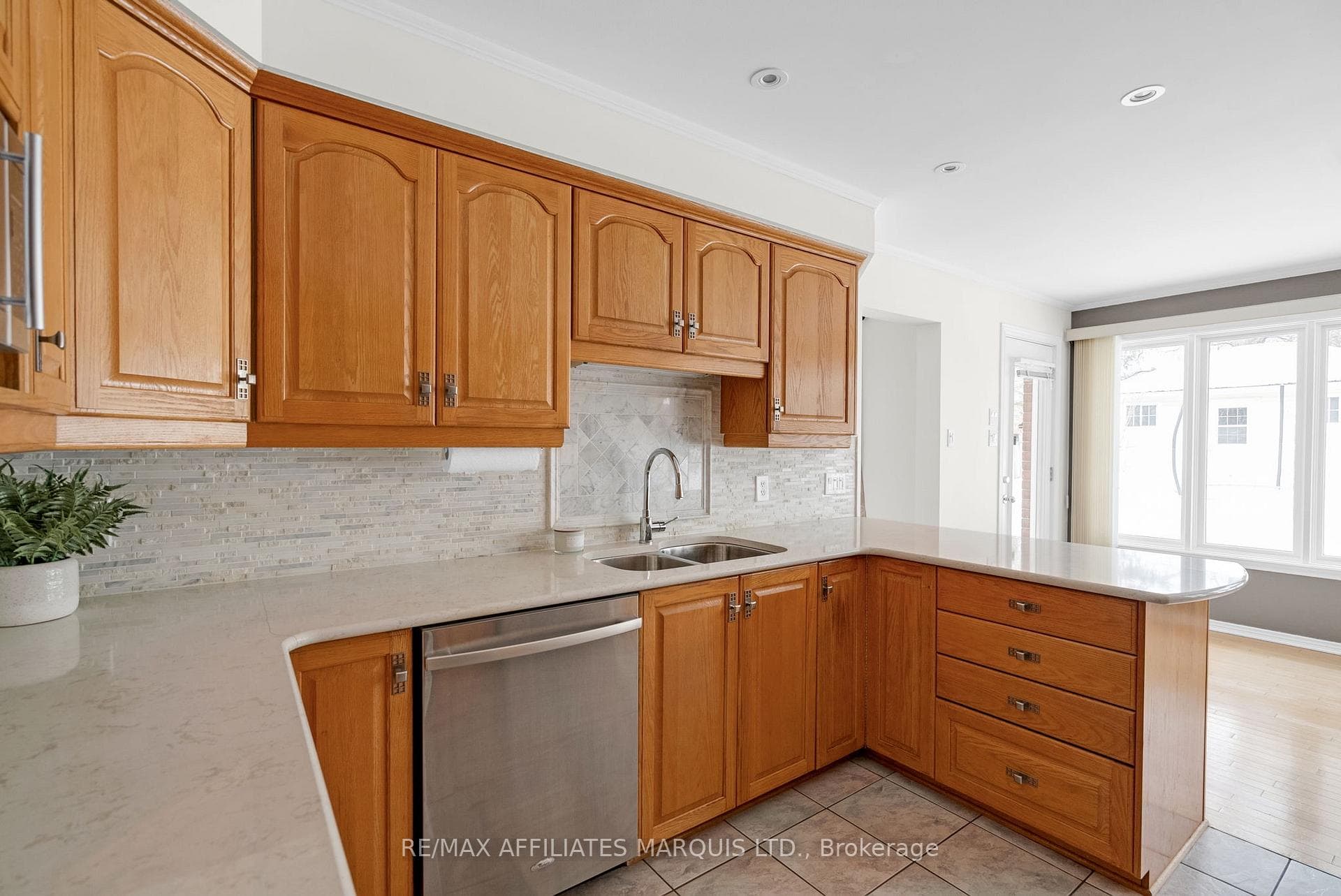 831 Chelsea Crescent photo 5