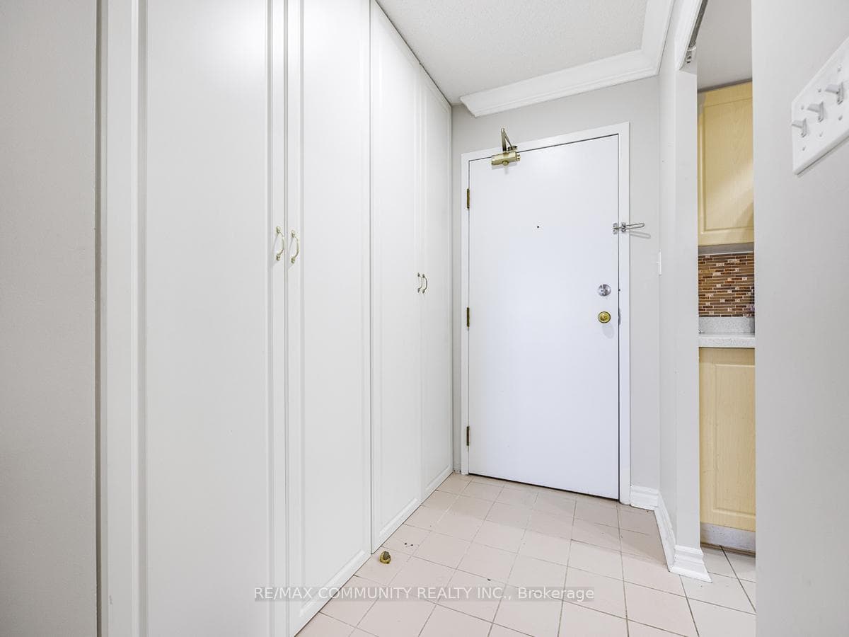 2550 Lawrence Avenue Unit 2204 photo 2