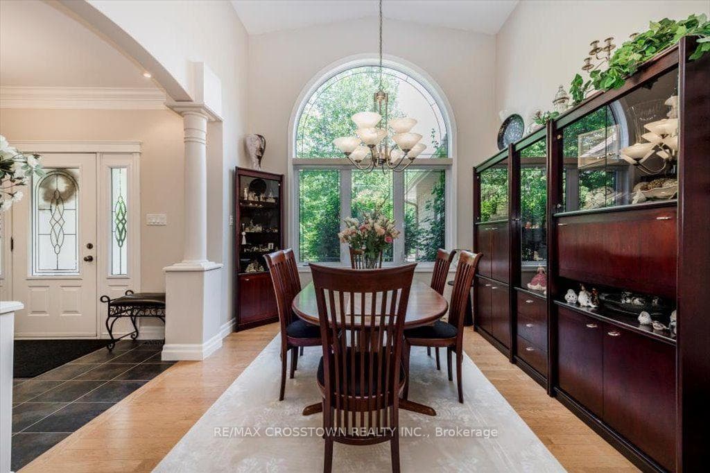 Diningroom with 14' ceilings