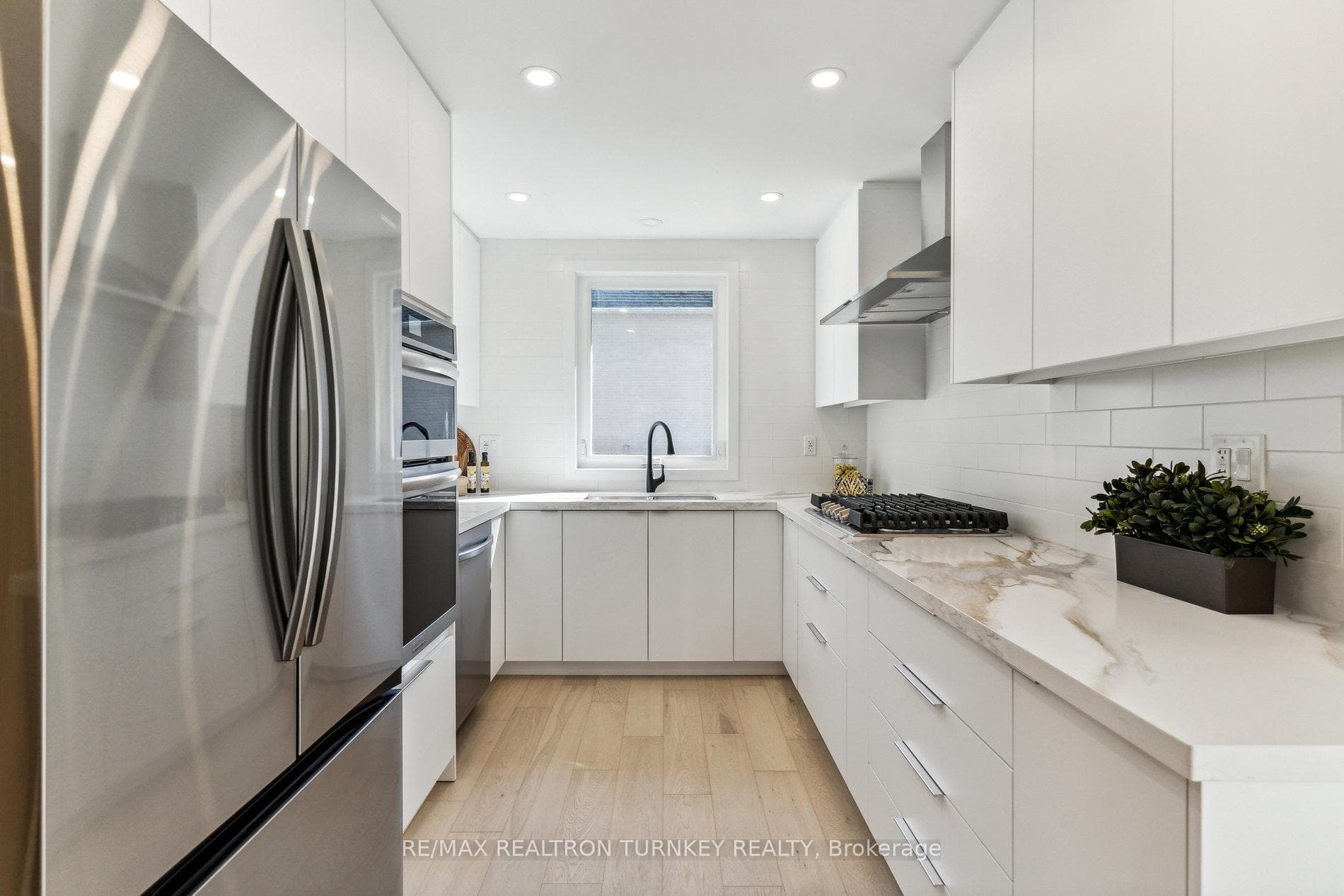 Gourmet Kitchen w SS Appliances