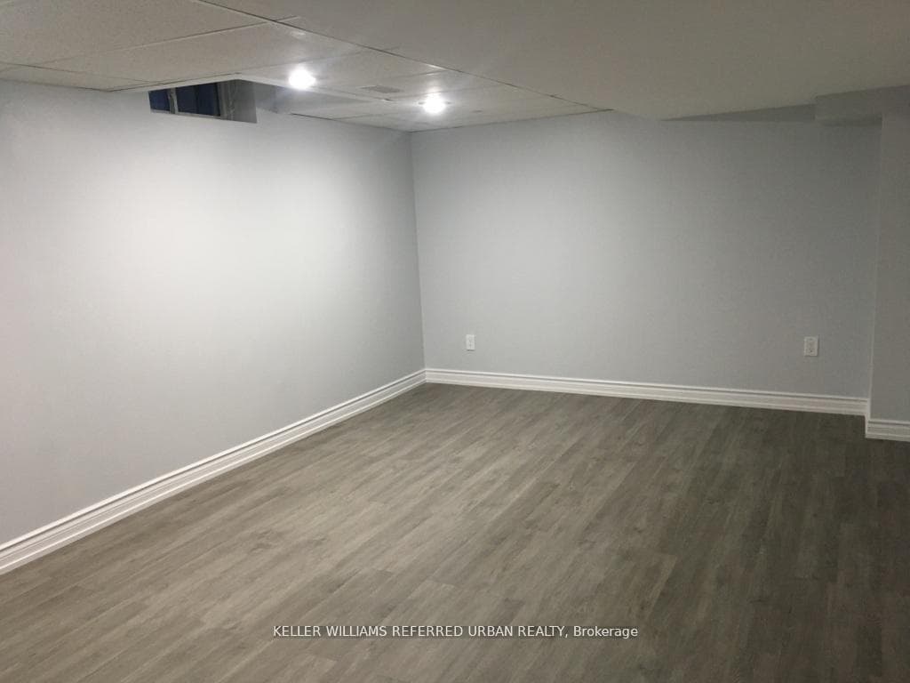 27 Claudia Avenue Unit Lower photo 4