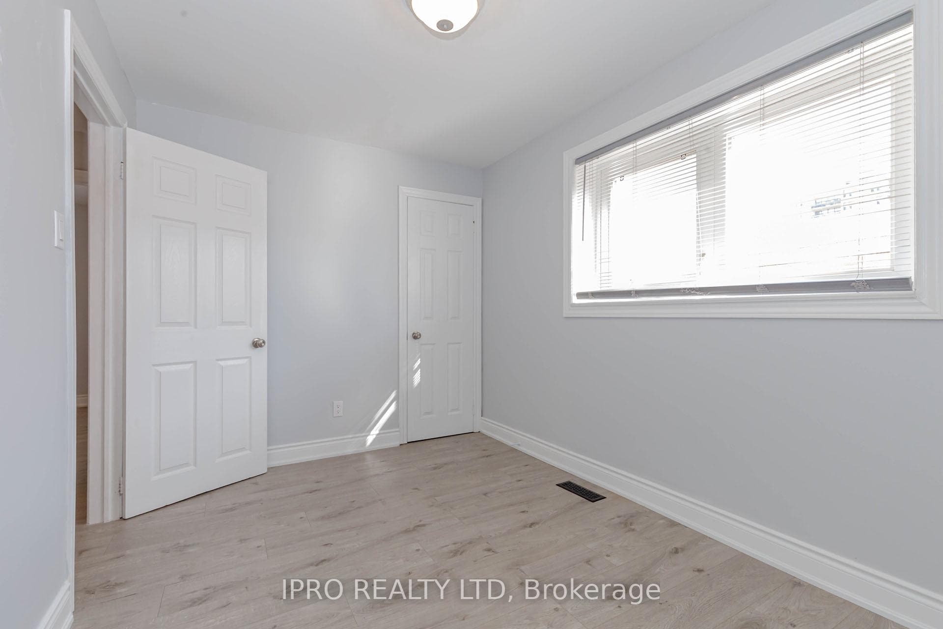 17 Town House Crescent photo 25