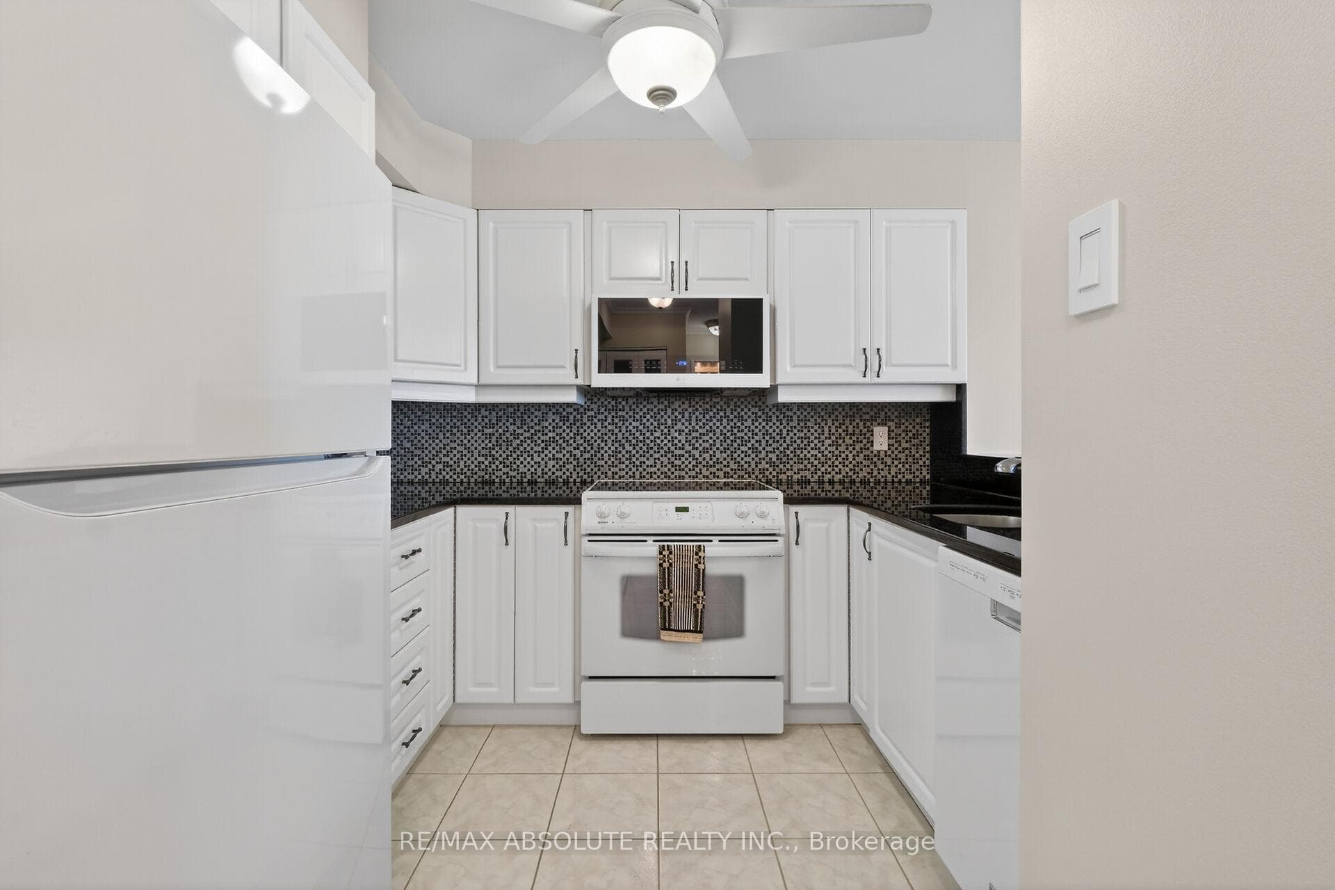 545 St Laurent Boulevard Unit 806 photo 15