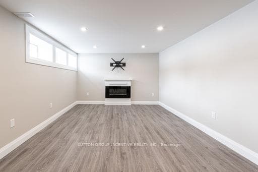 240 Wellington Street photo 2