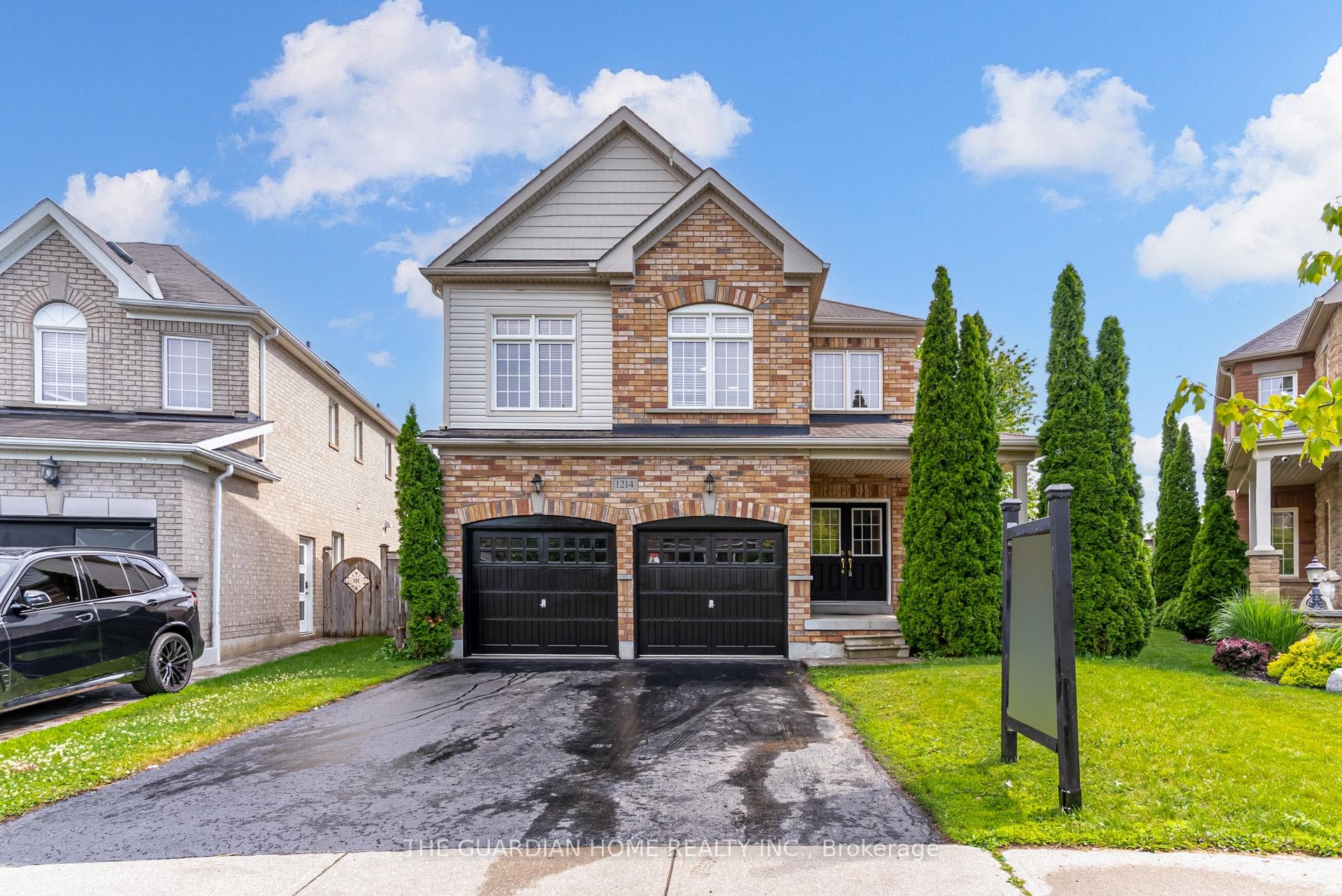 1214 Harlstone Crescent photo 1