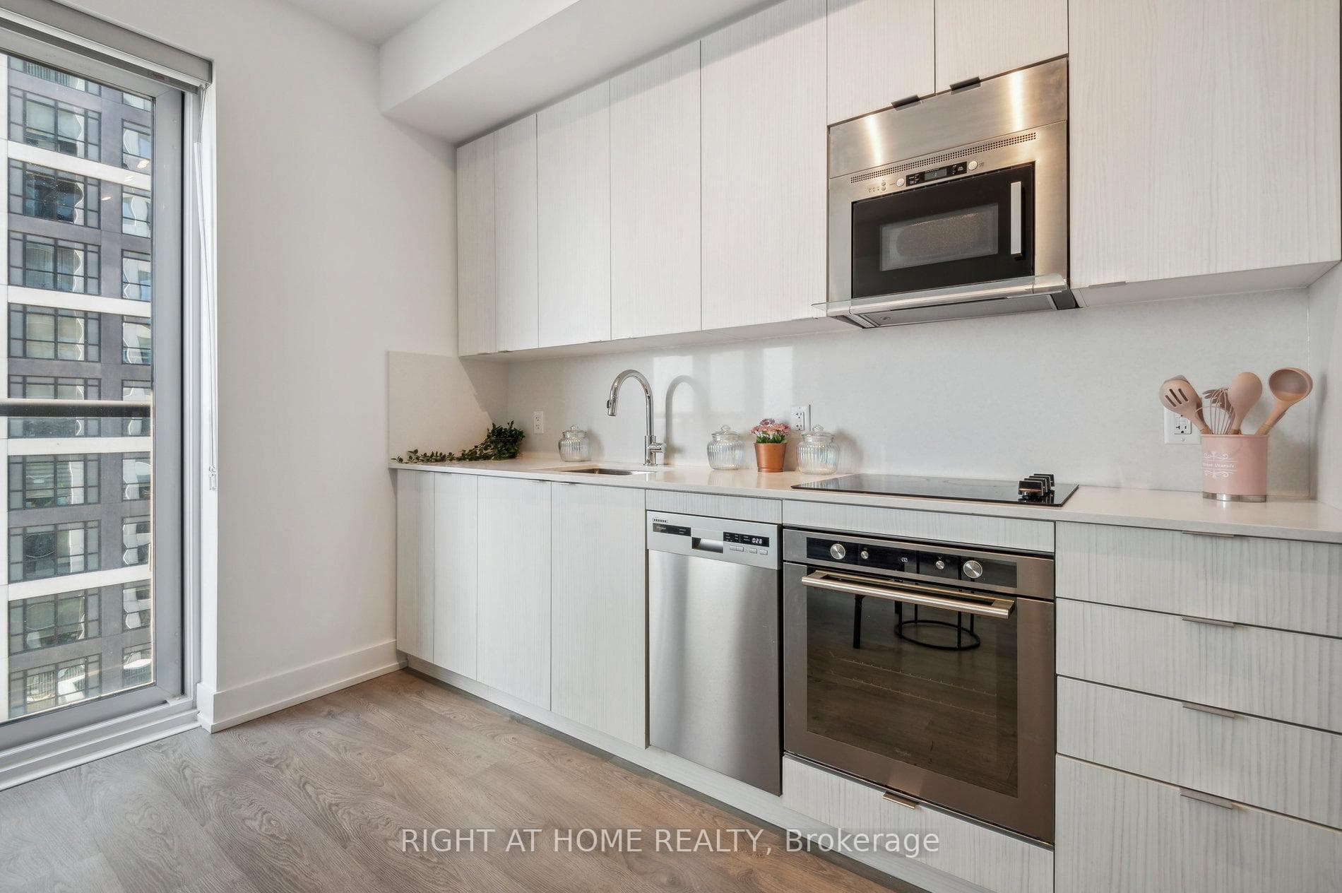 5 Mabelle Avenue Unit 1030 photo 7