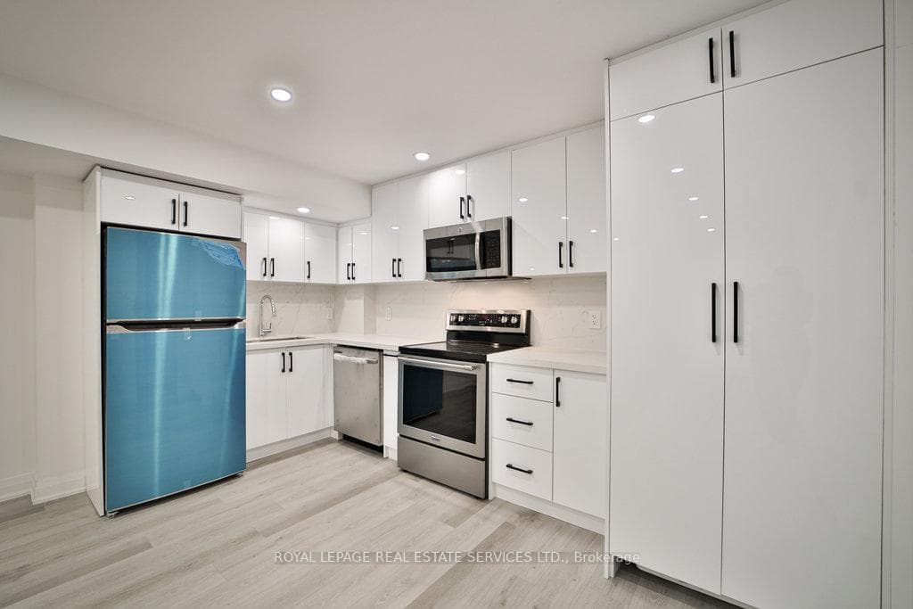 18 Valleybrook Drive photo 27