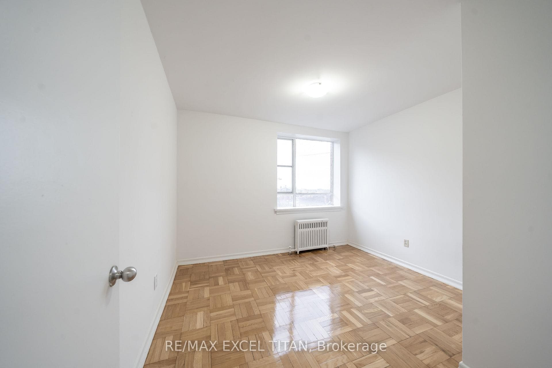 2507 Eglinton Avenue Unit 106 photo 3