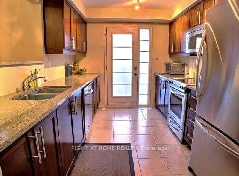 28 Ayers Crescent photo 7