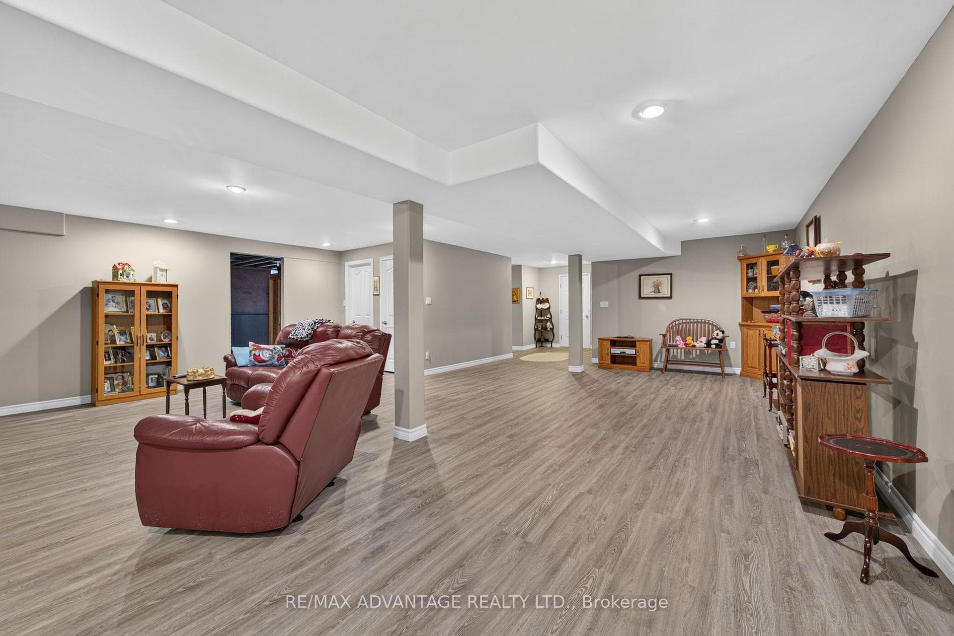 8 Willard Crescent photo 27