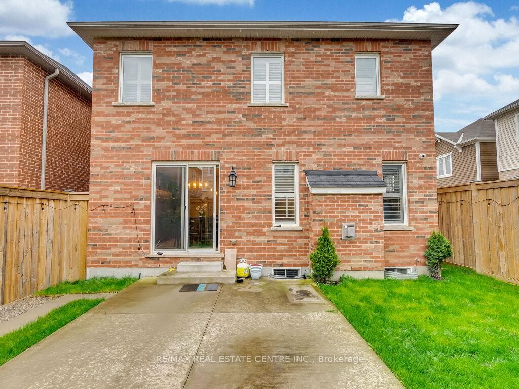 266 Pineglen Crescent photo 5