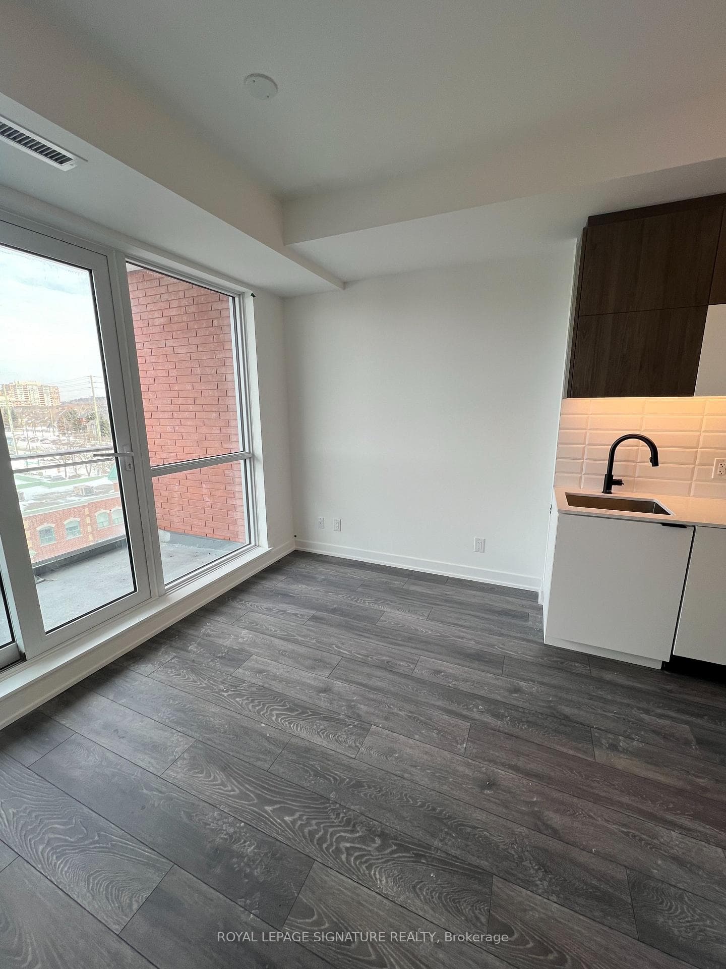 8888 Yonge Street Unit 519 photo 5
