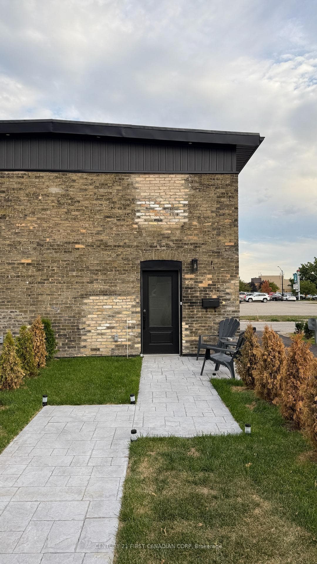857 Dundas Street Unit Unit 3 photo 3