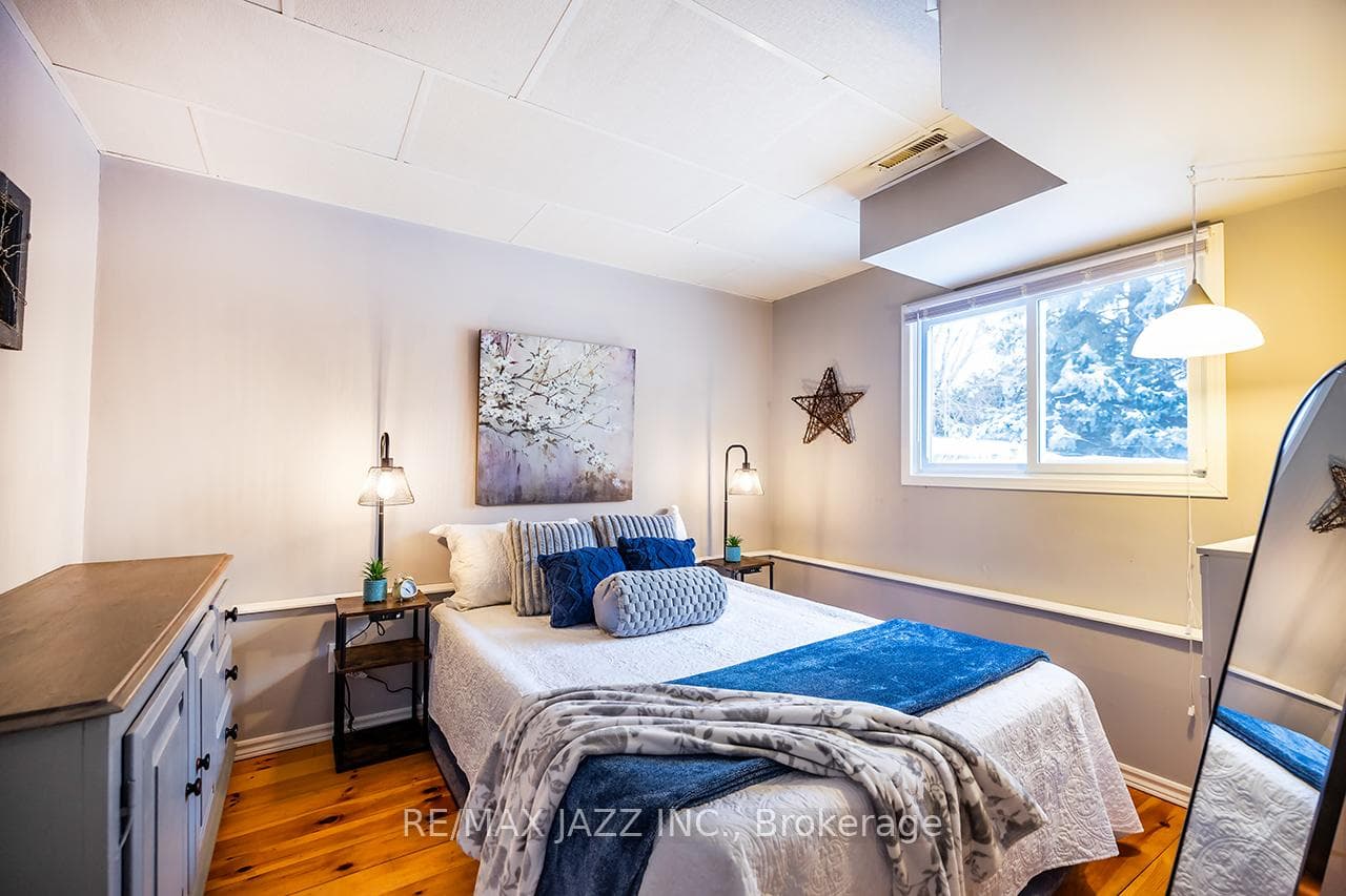 882 Attersley Drive photo 28