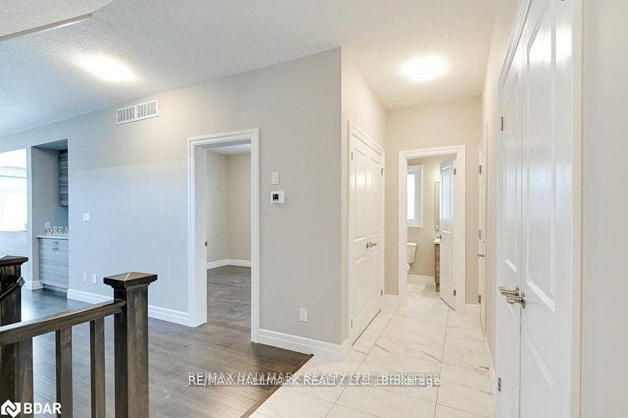 2961 Turner Crescent photo 2