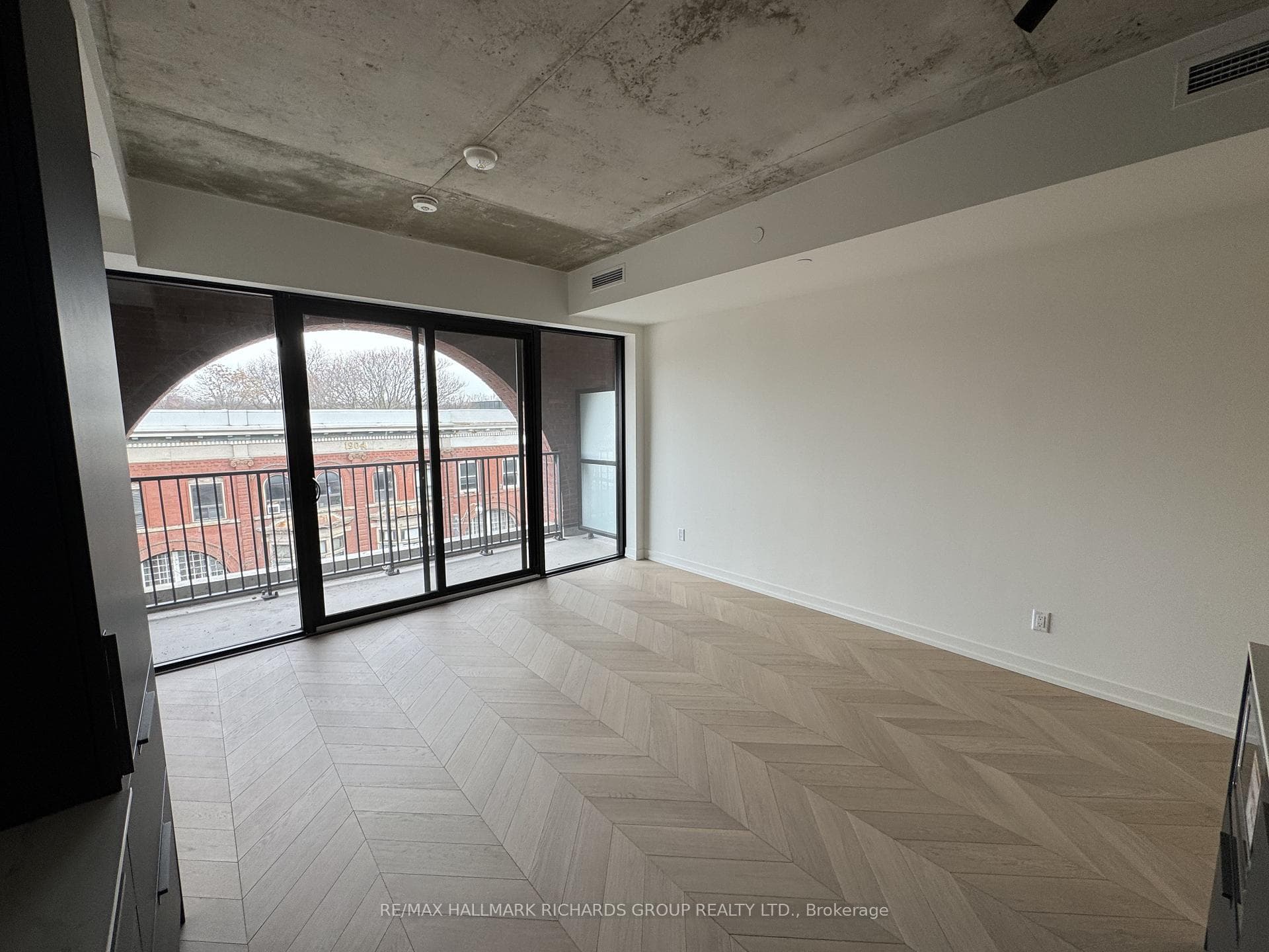761 Queen Street Unit 402 photo 3