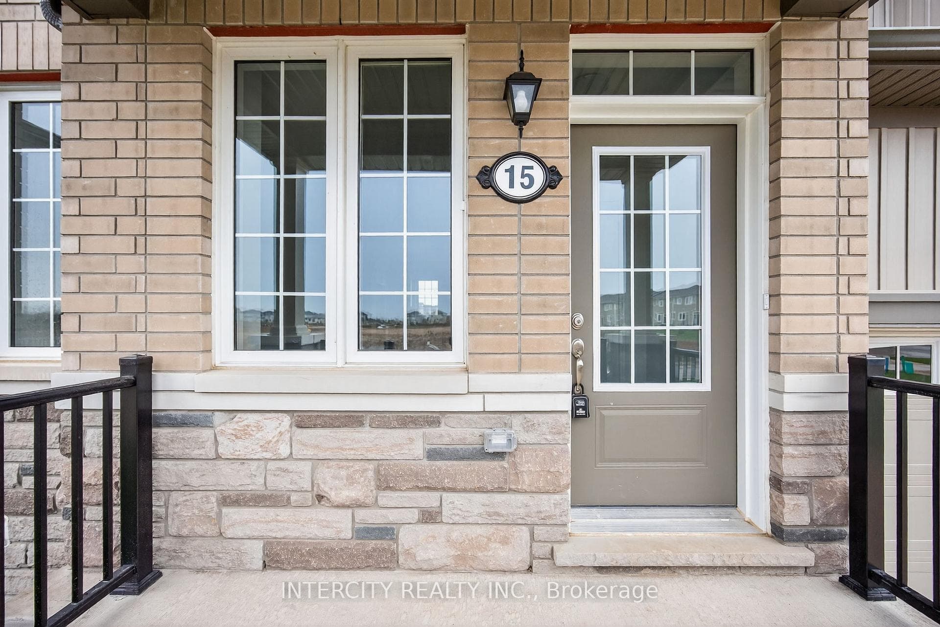 15 Avalon Drive photo 3