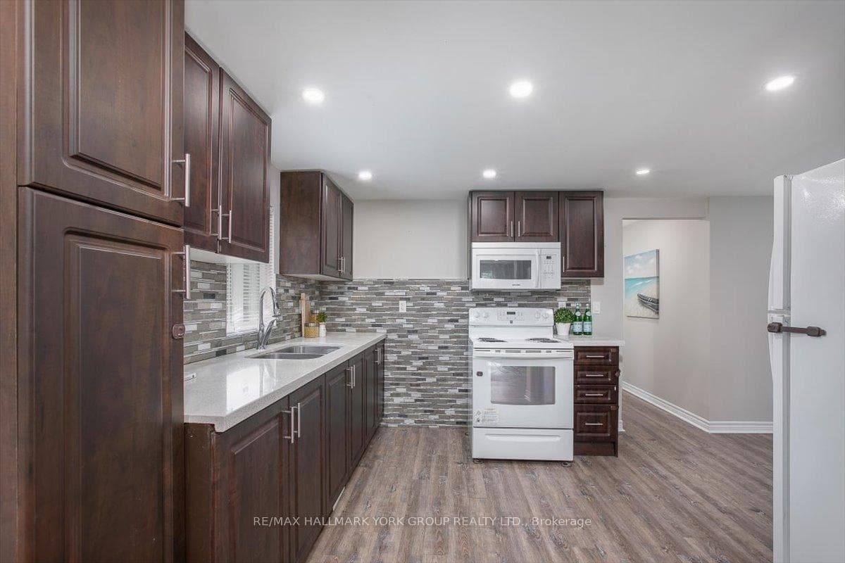 21 Lakeshore Road photo 17