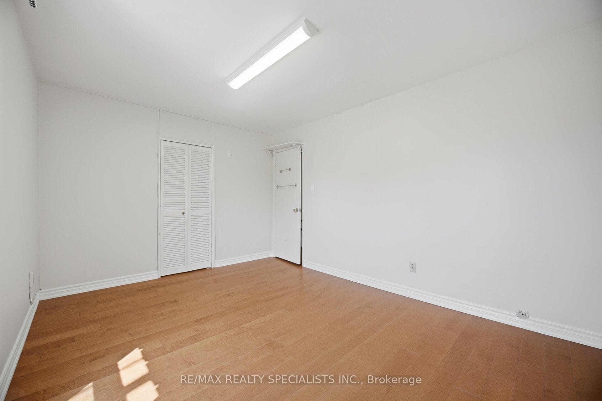 701 Burnhamthorpe Road Unit 106 photo 29