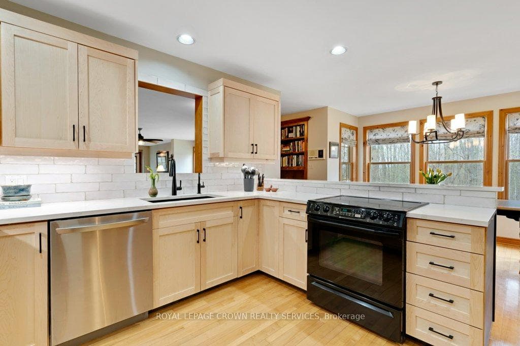 2 Hughson Lane photo 17