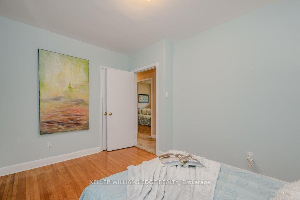 222 Wales Crescent photo 11