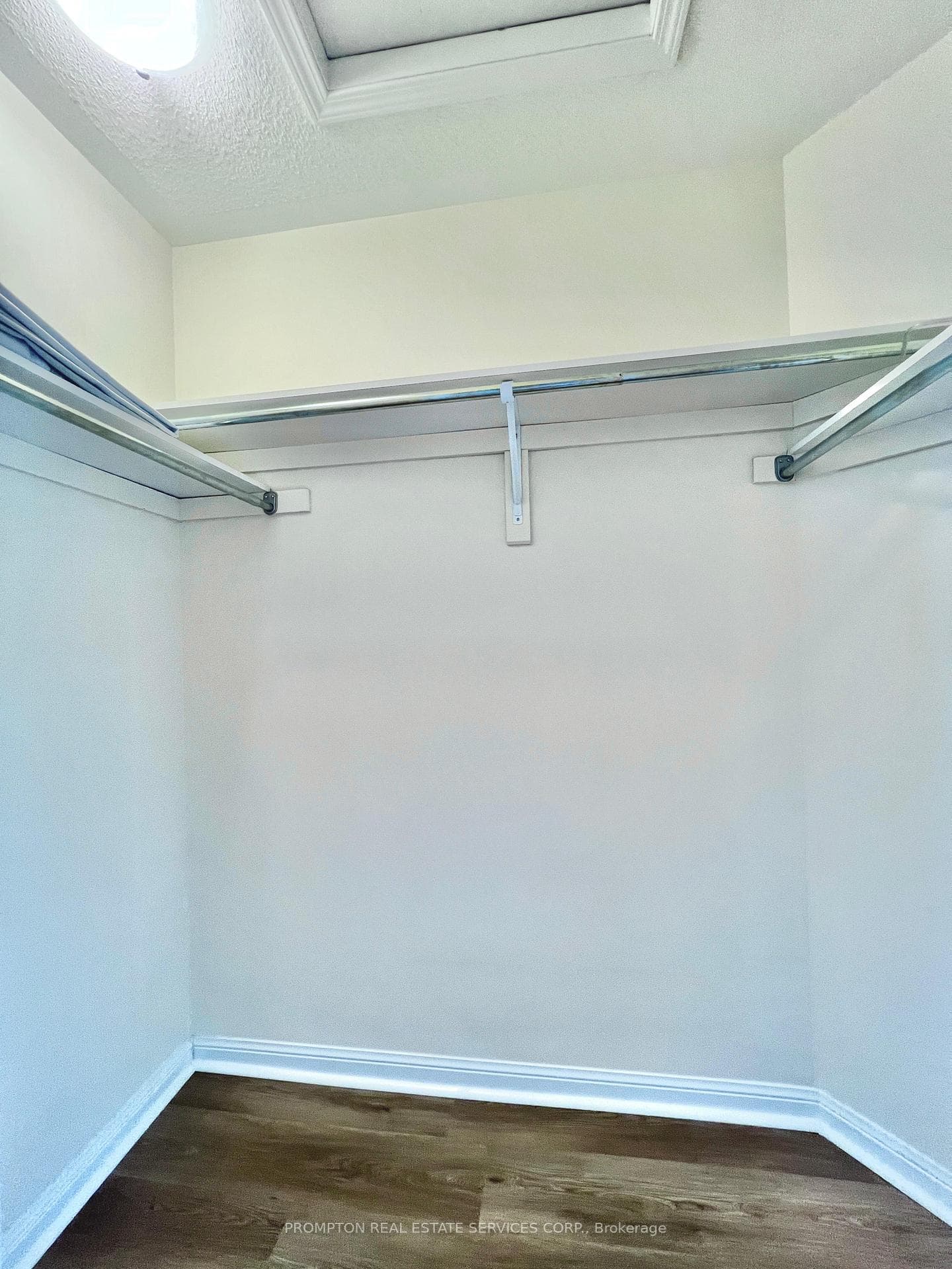 Spacious Primary Ensuite w/Walk-in Closet
