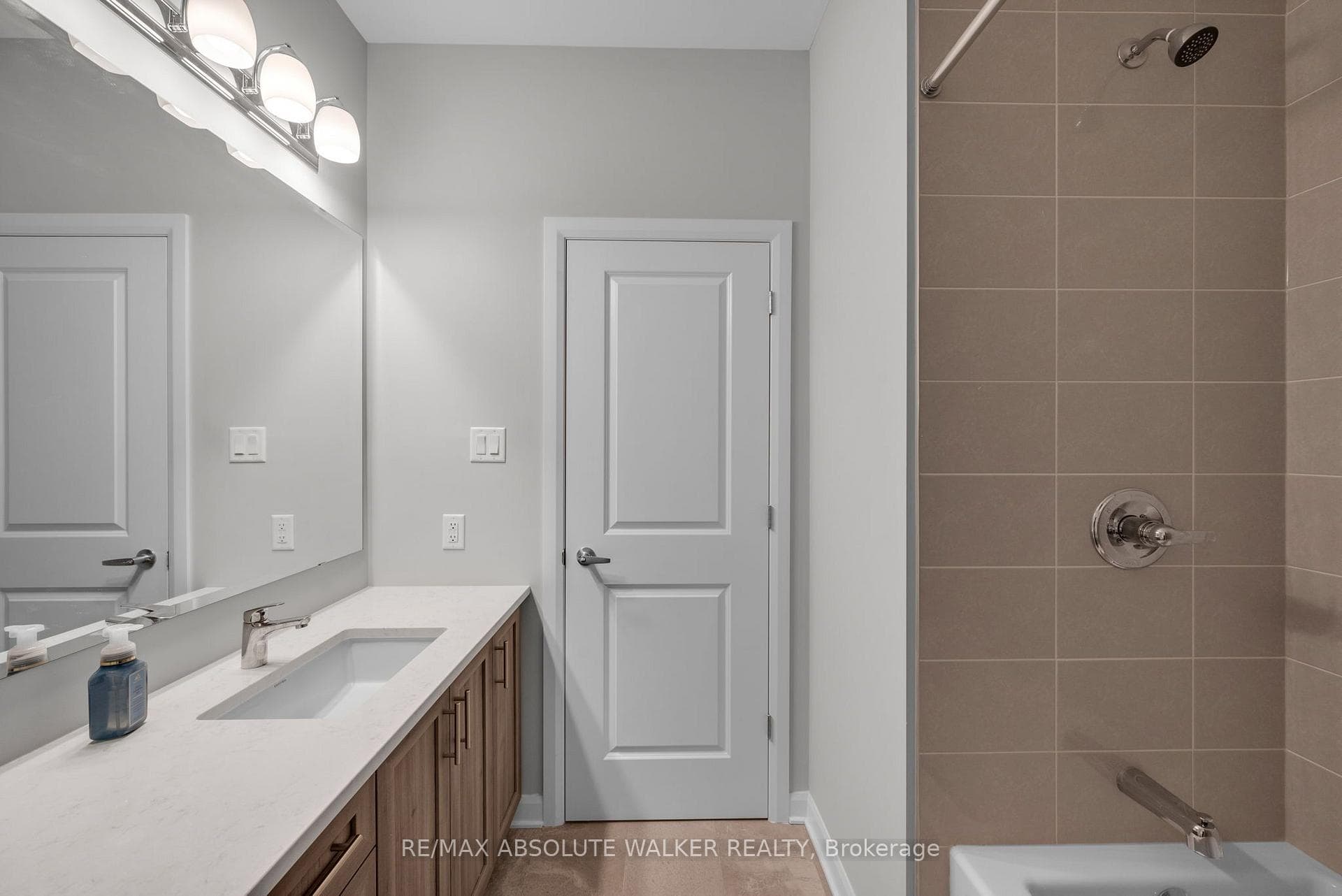 860 Companion Crescent photo 34