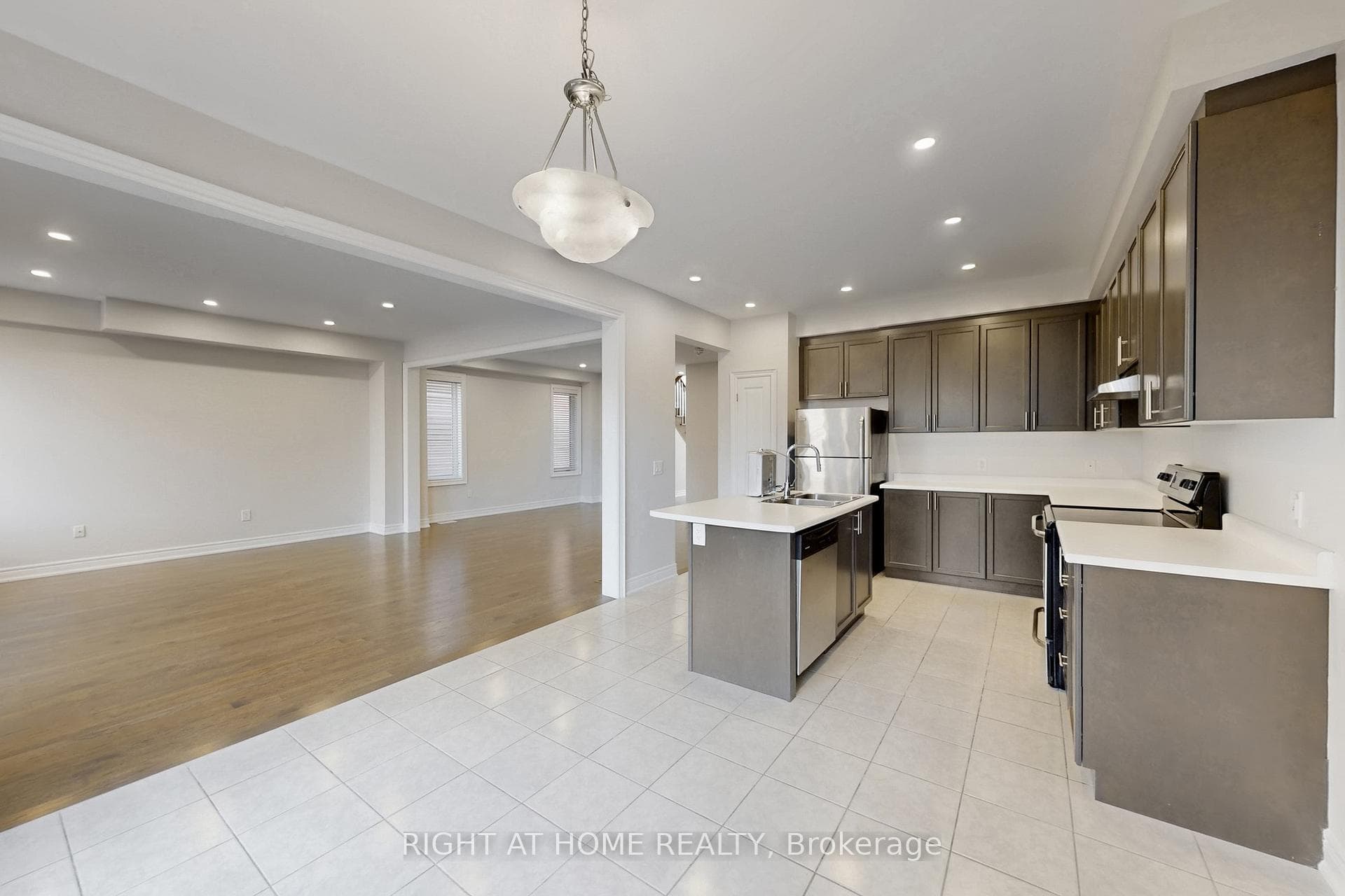 11 Robert Wilson Crescent photo 12