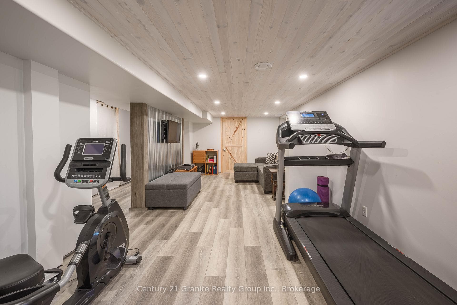 1283 Wonderland Road photo 38