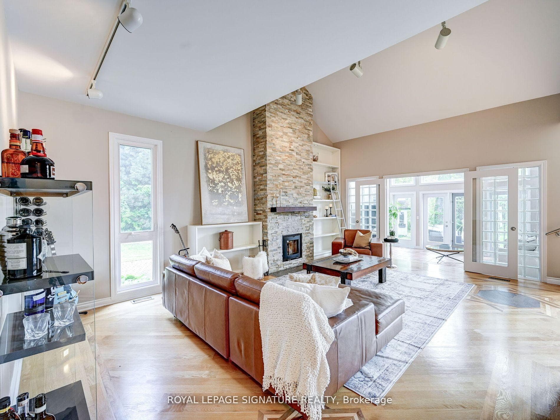 9 Fallbrook Lane photo 7