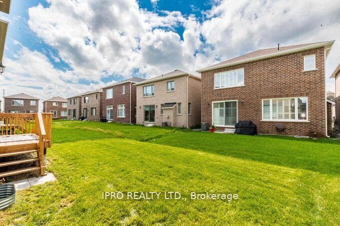1406 Lobelia Crescent photo 38