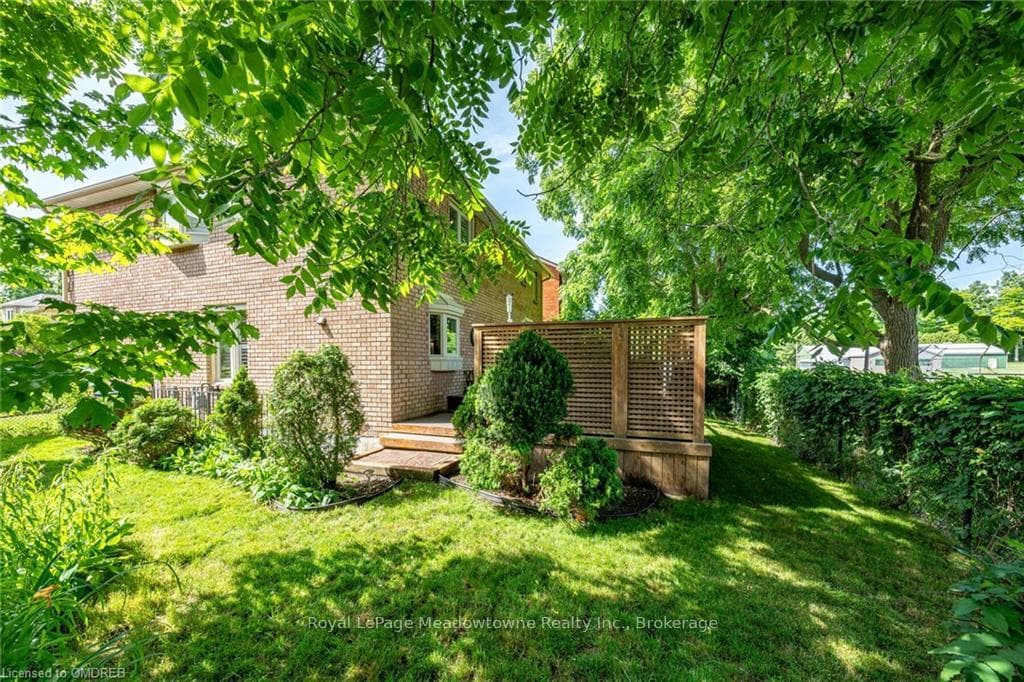 28 GARDINER Drive photo 46