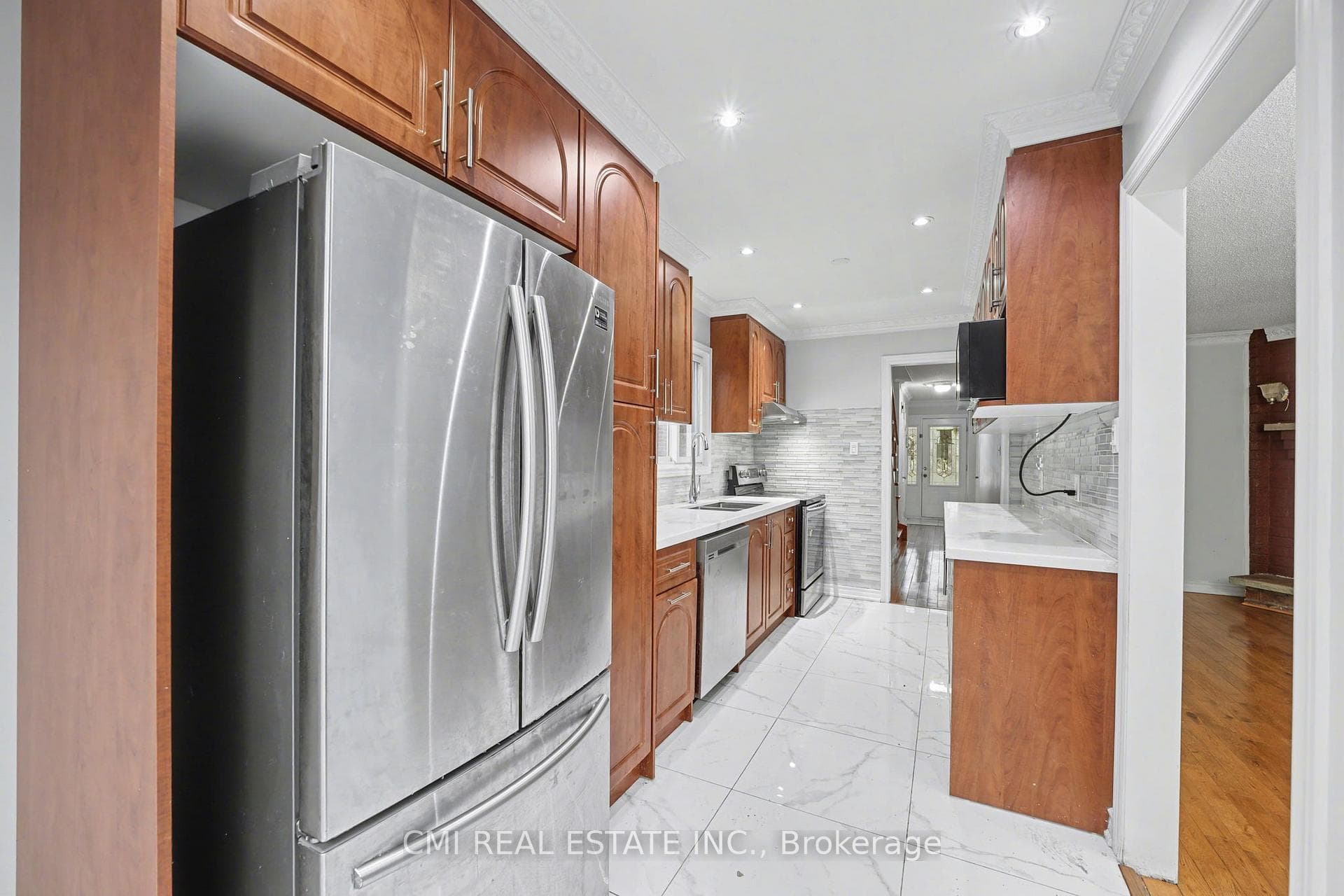 993 Lucerne Crescent photo 10