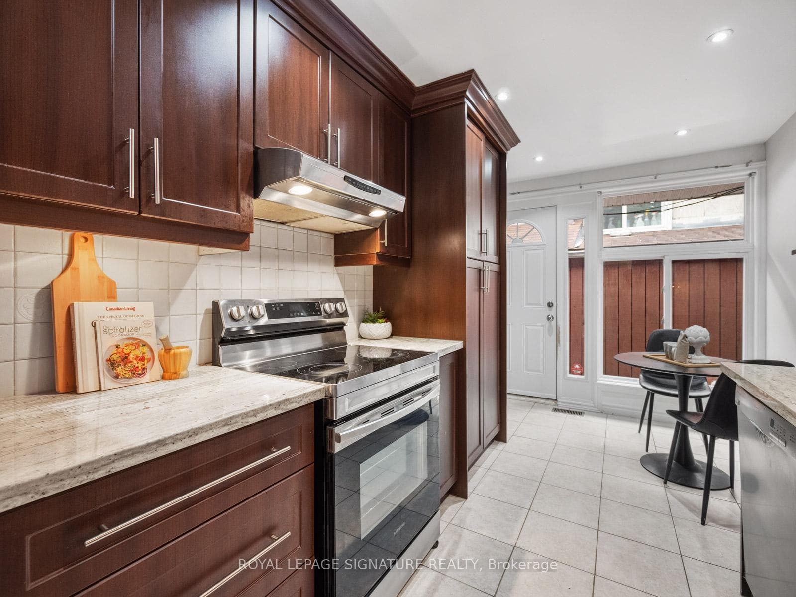 19 Shoreland Crescent photo 12