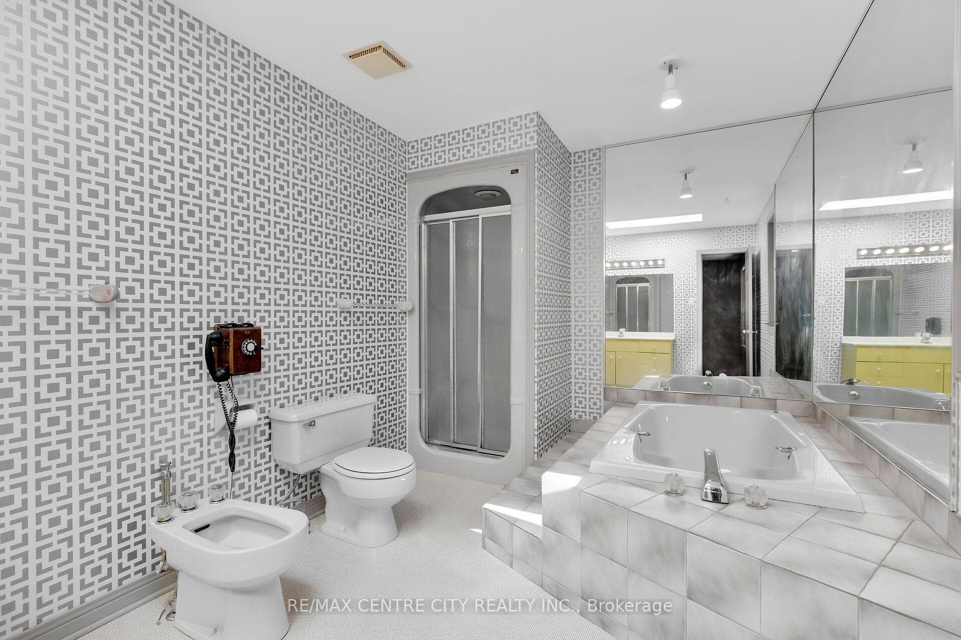 439 Grosvenor Street photo 24
