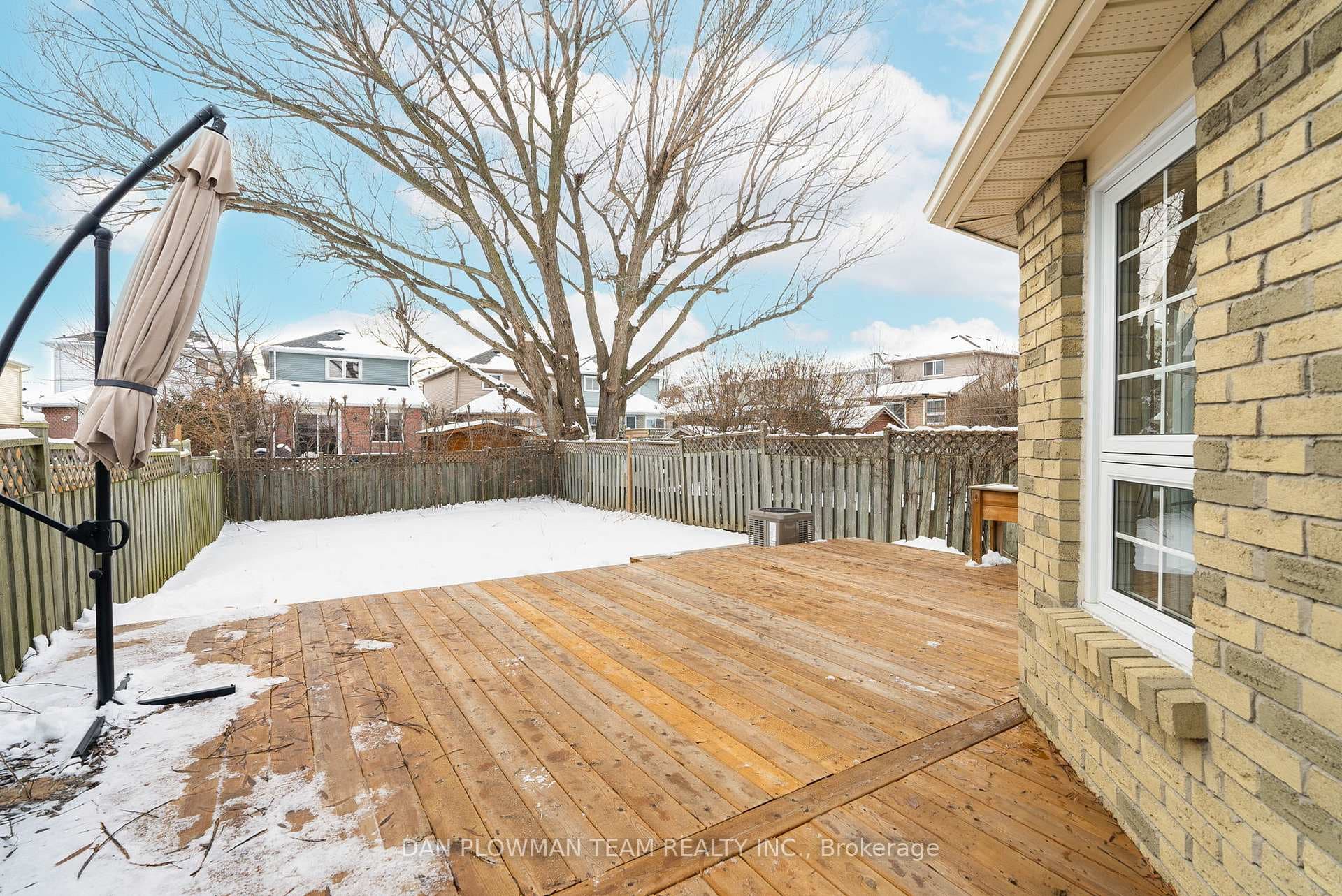 174 Adele Crescent photo 34