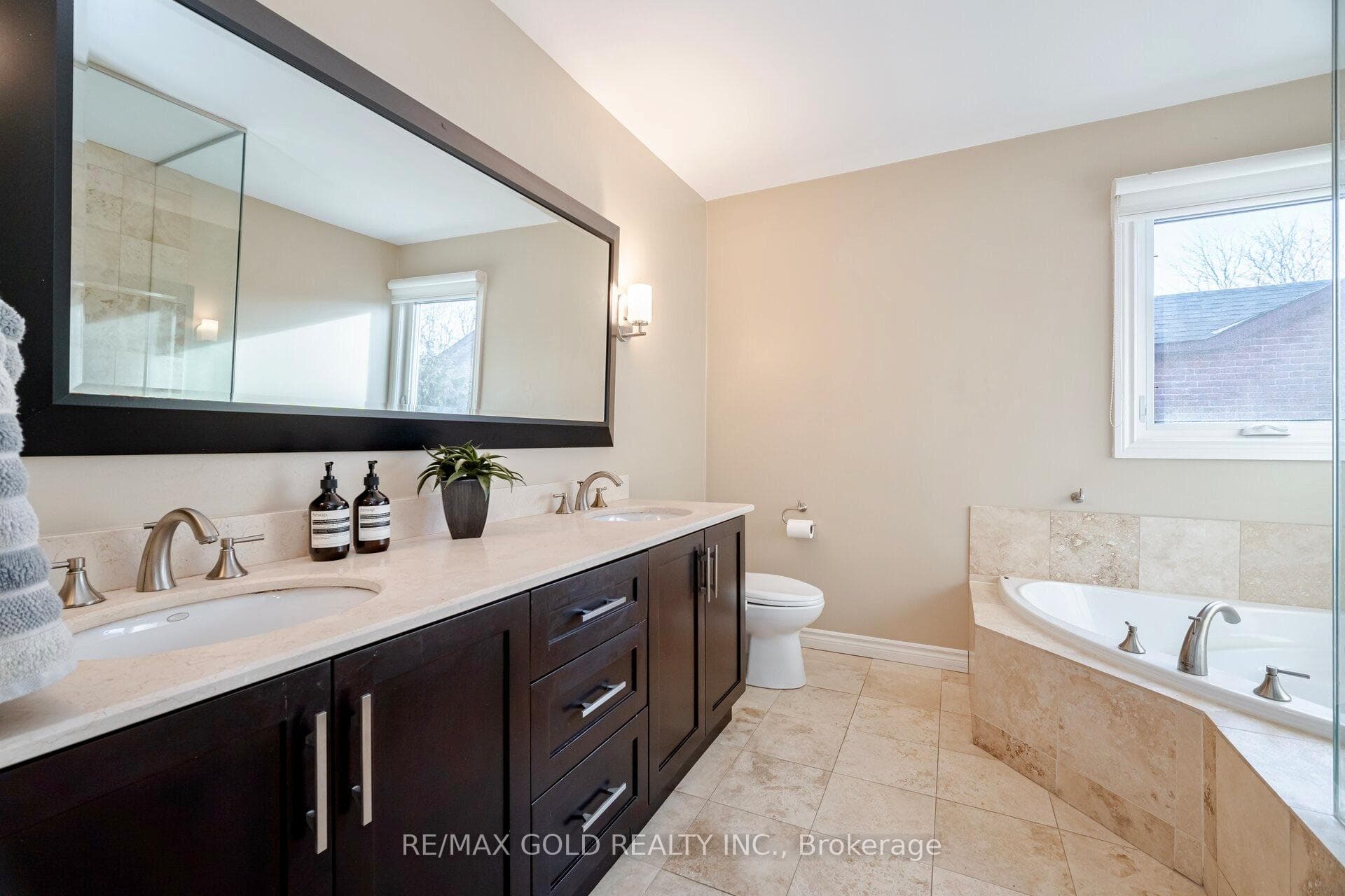 245 Romain Crescent photo 15