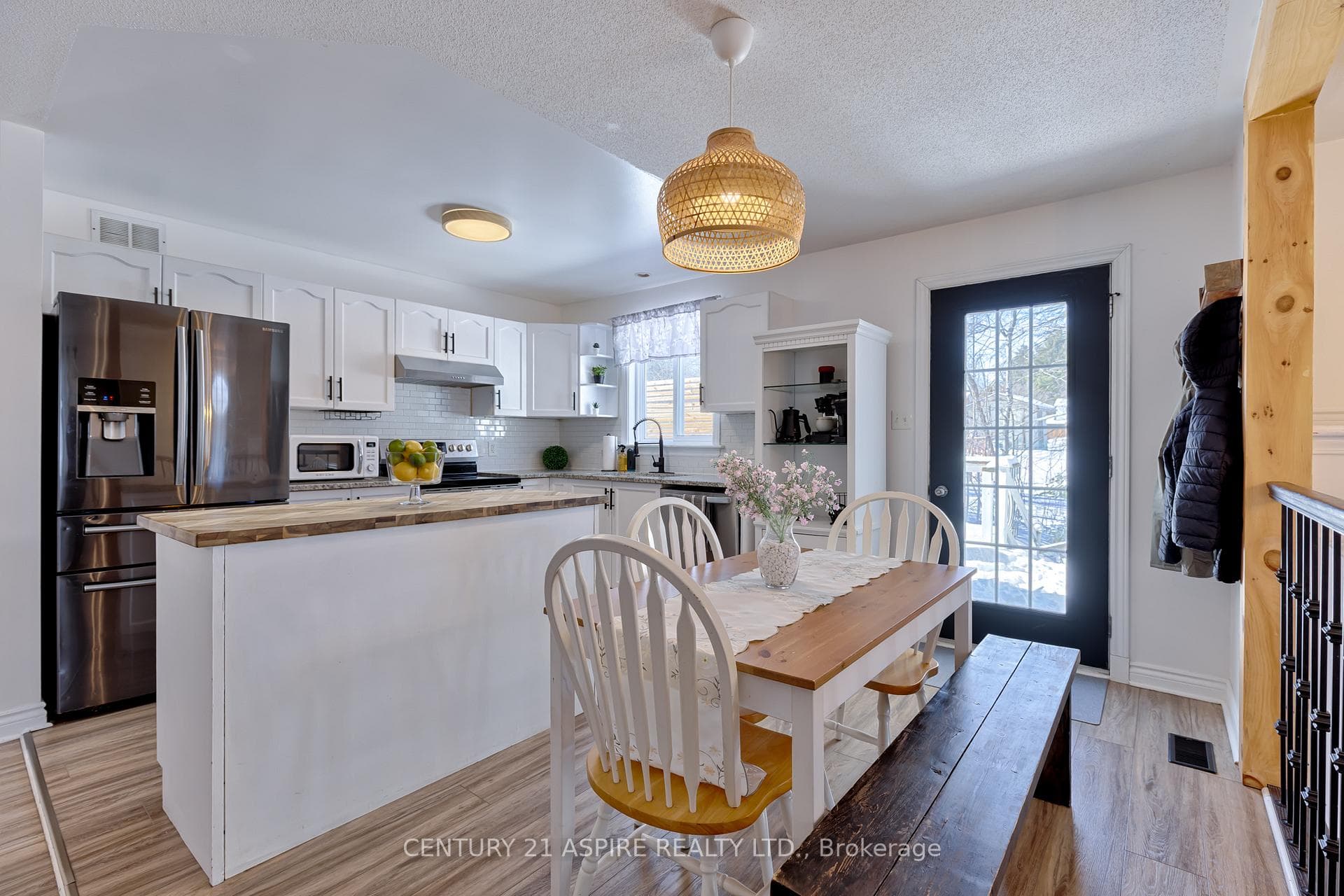 1256 Victoria Street photo 11