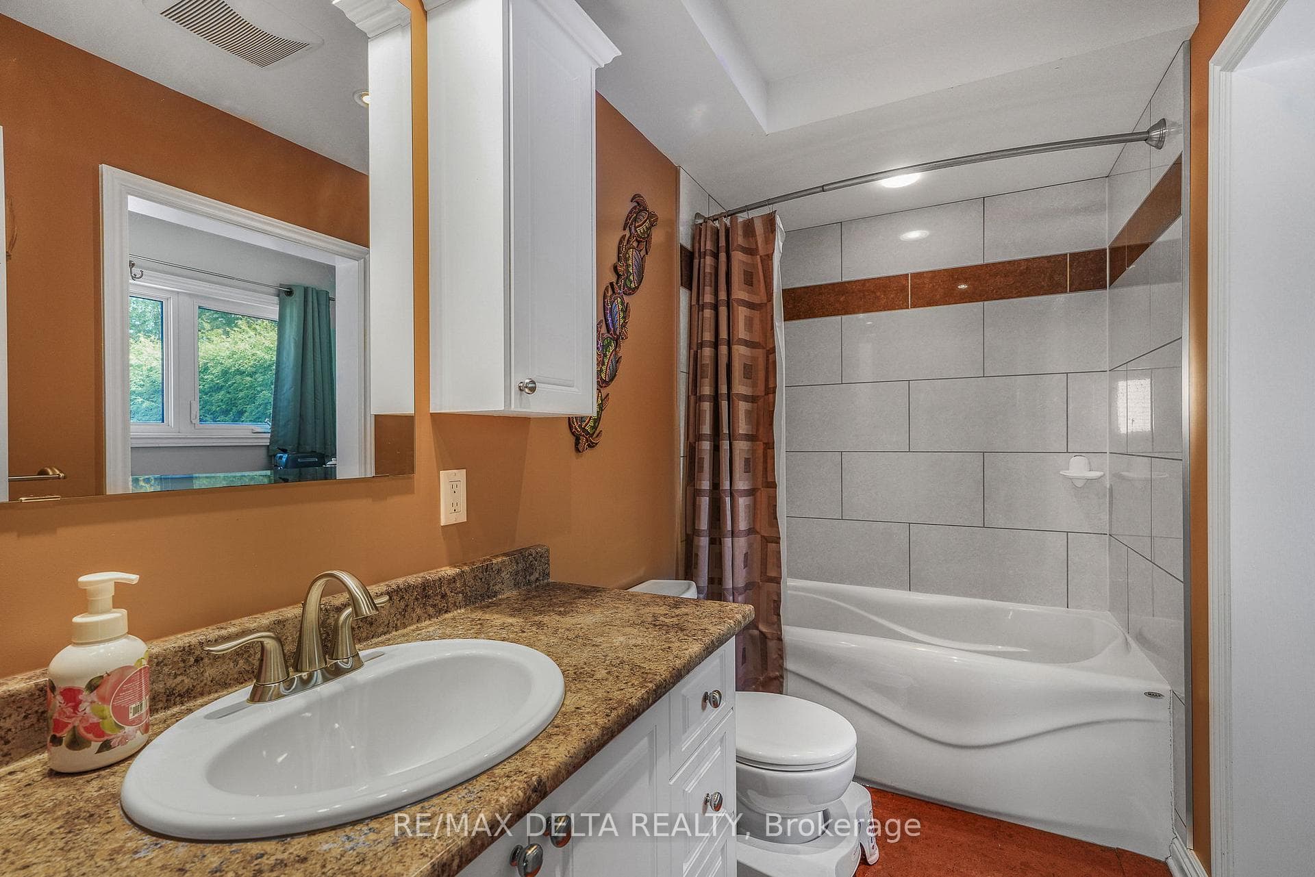 Main floor 4 pieces bathroom w/soaker tub.