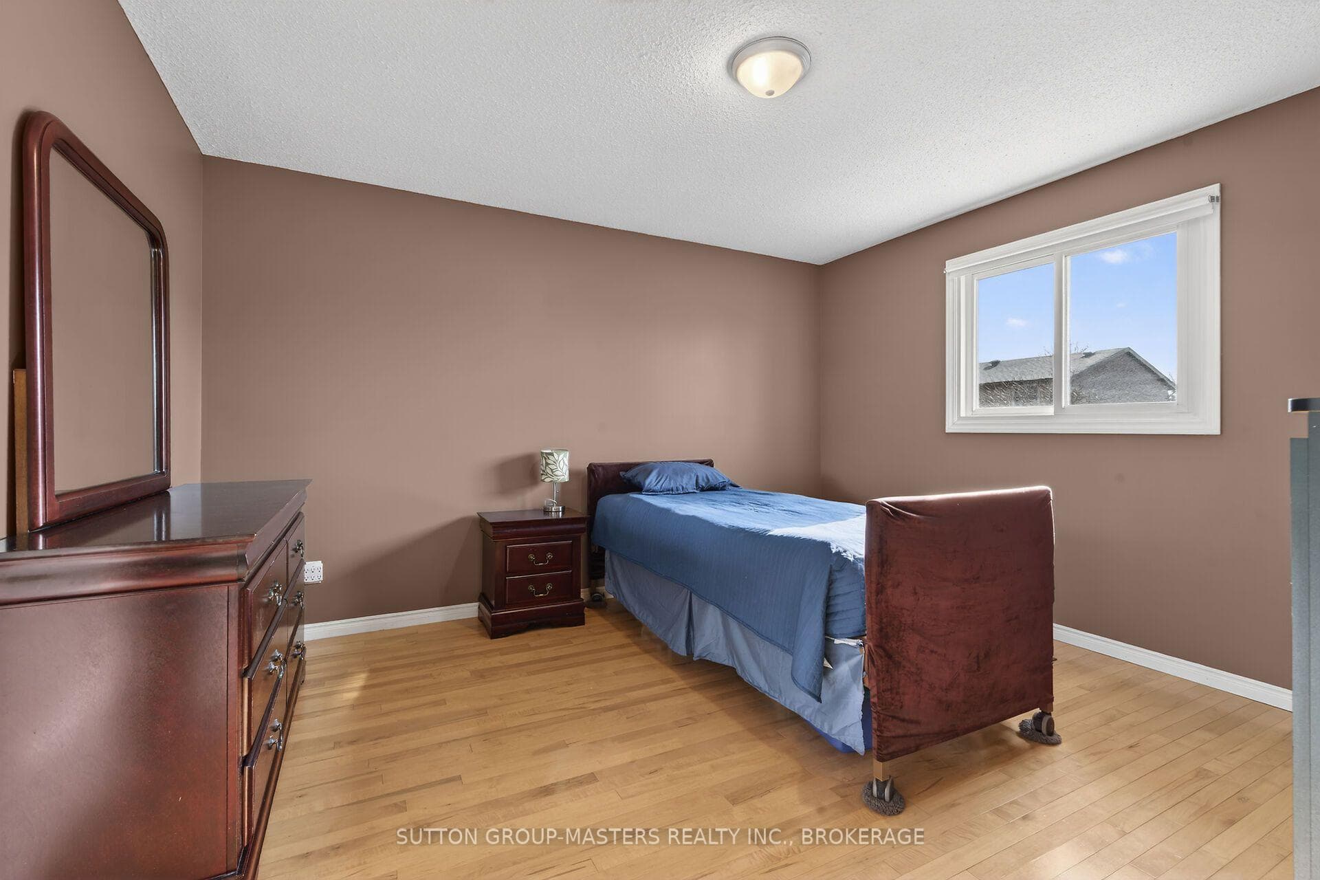 1080 Palmerston Crescent photo 15