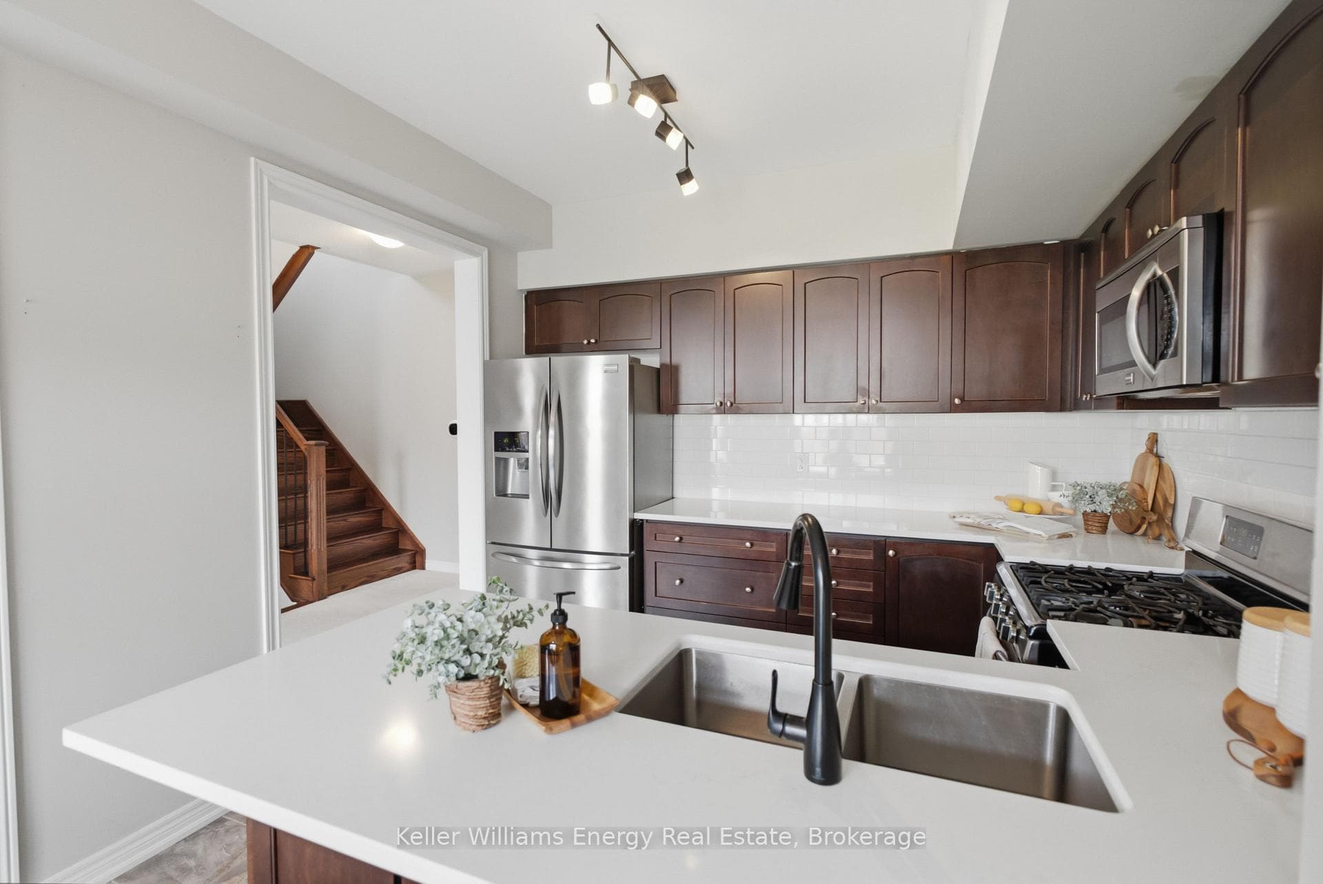 144 McDonald Crescent photo 8
