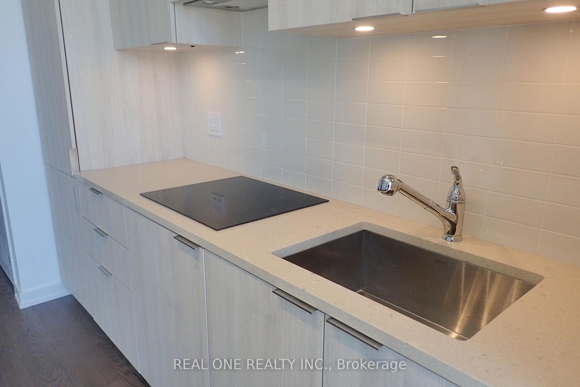 11 Wellesley Street Unit 716 photo 4
