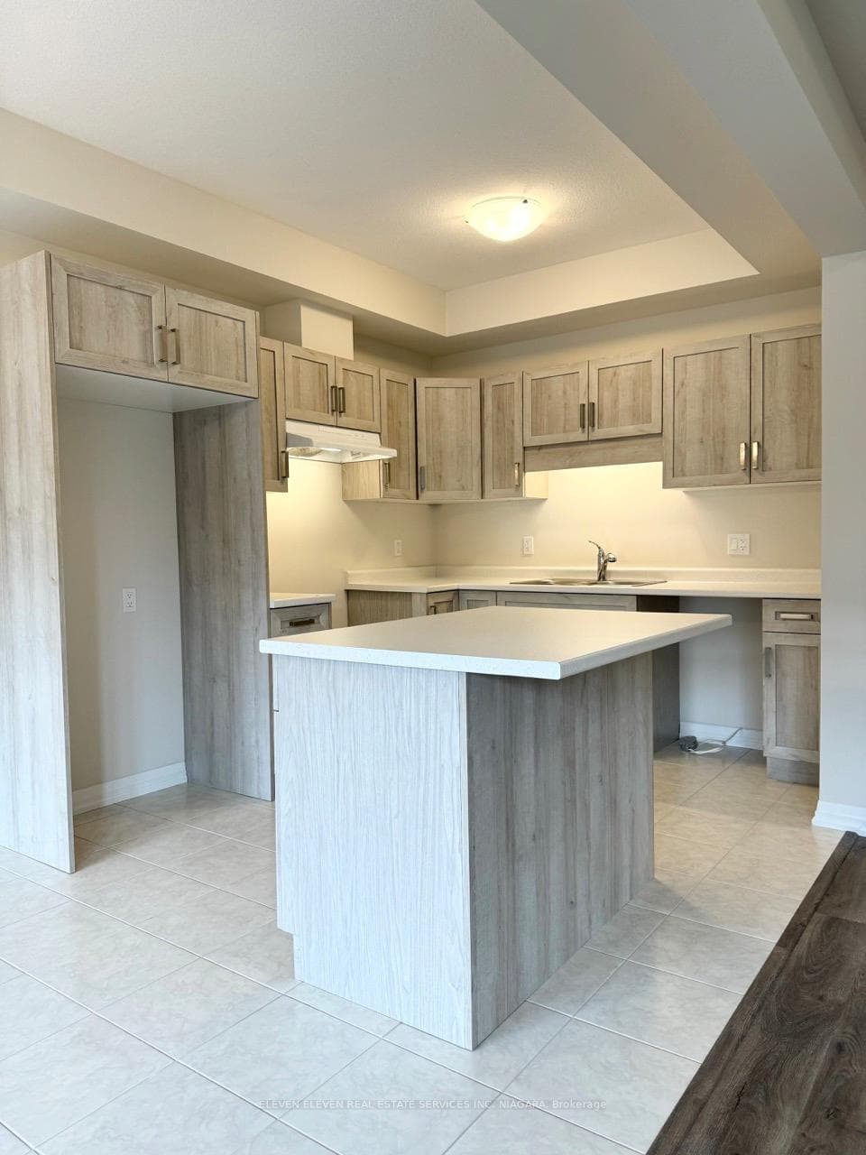 Kitchen and island with breakfast bar.