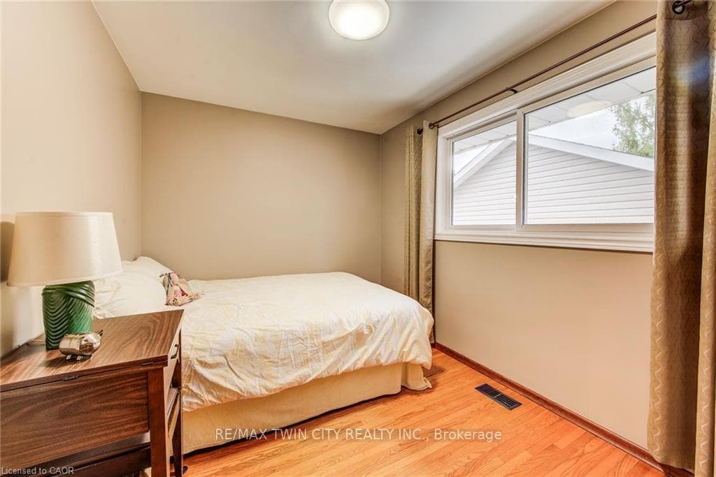 18 QUEENSTON Crescent photo 24
